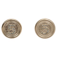Orecchini a buco con bottone numero 5 di Chanel