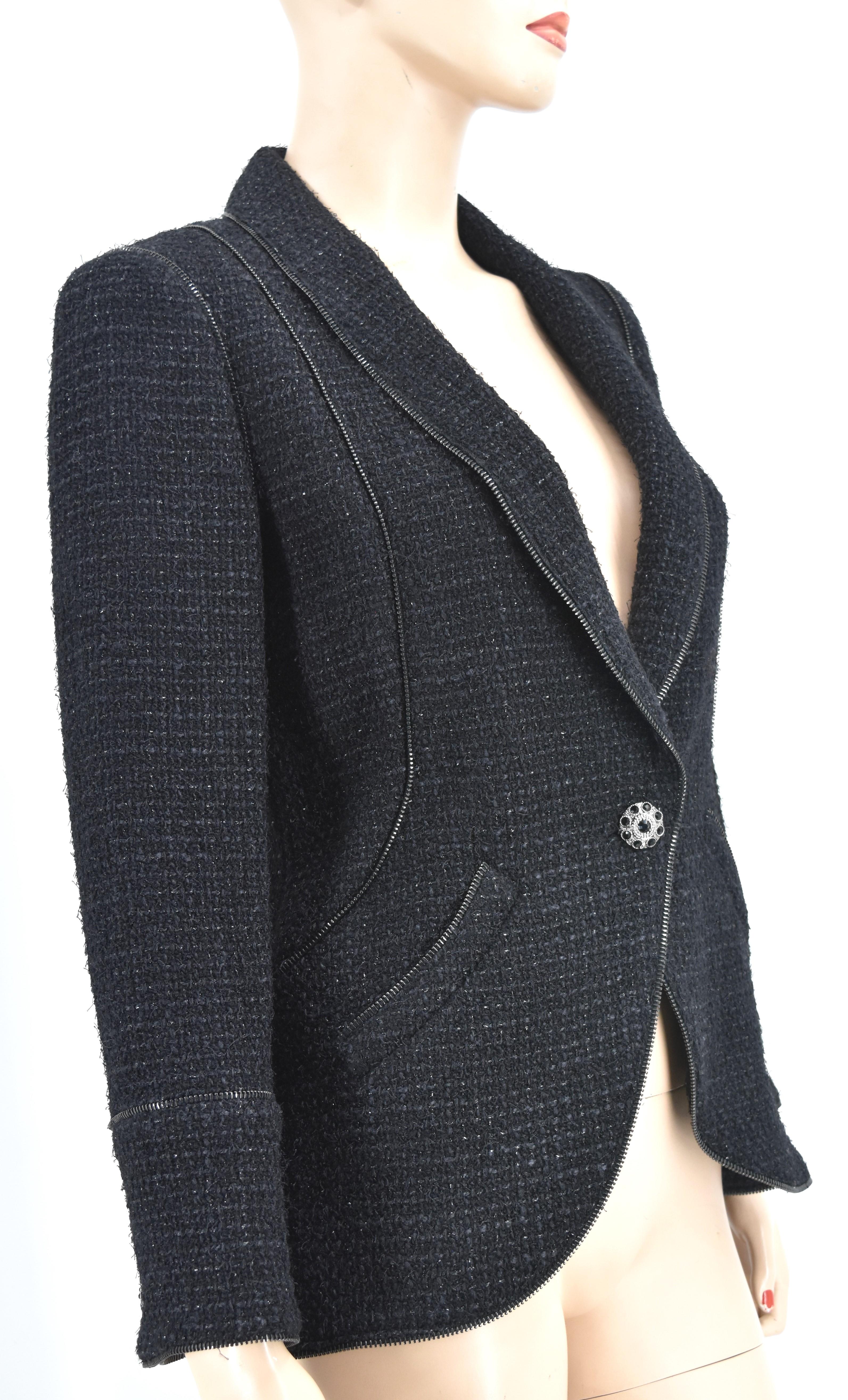 Chanel NEU 08A Herbst 2008 verzierte Laufstegjacke mit Reißverschluss (Schwarz) im Angebot