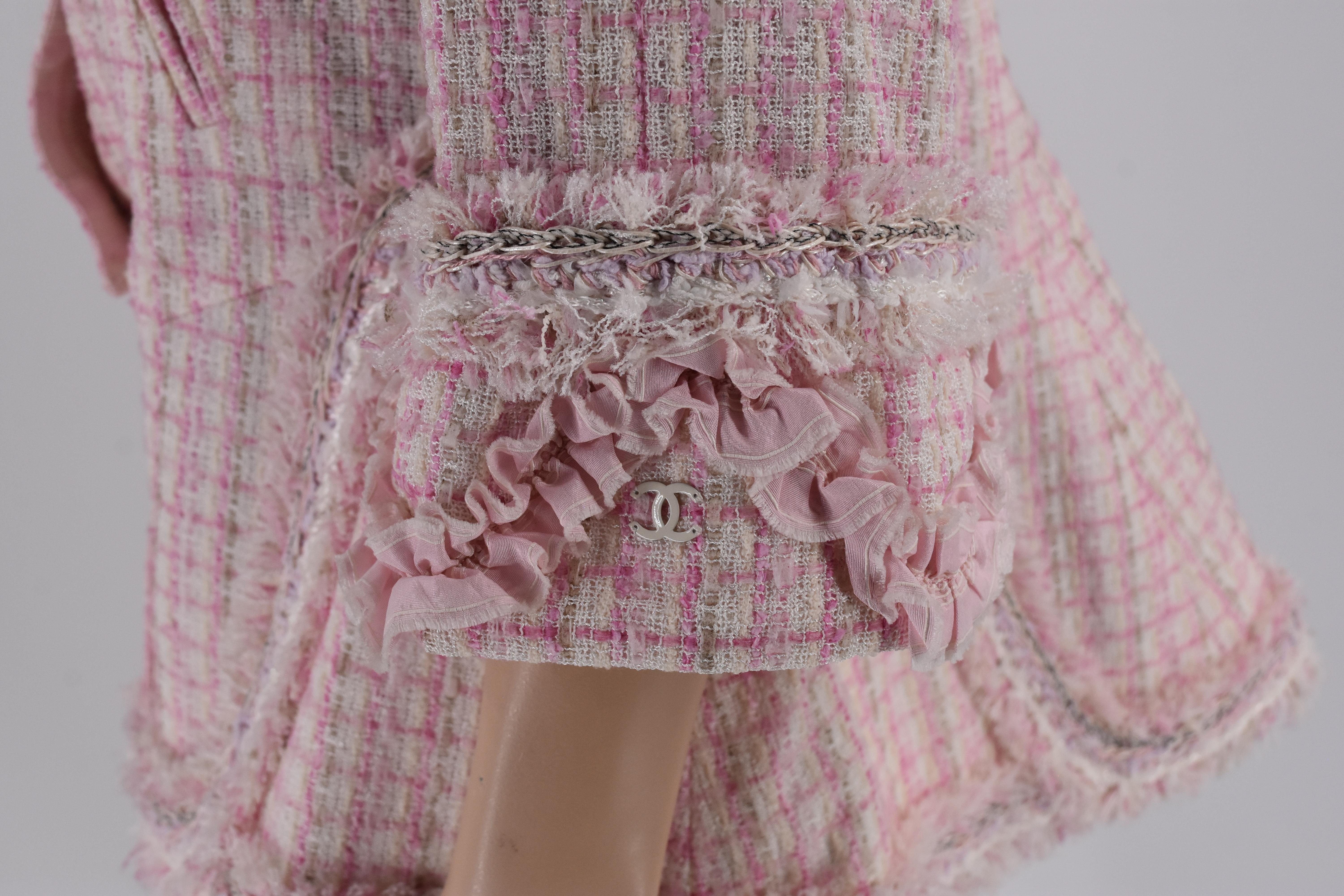 Chanel Most Wanted Jacke aus der Chanel Cruise 2013 Runway Kollektion. Es ist mit einem Knopfverschluss und einer abnehmbaren Brosche verziert. Es ist neu mit Etikett und Stoffmuster.