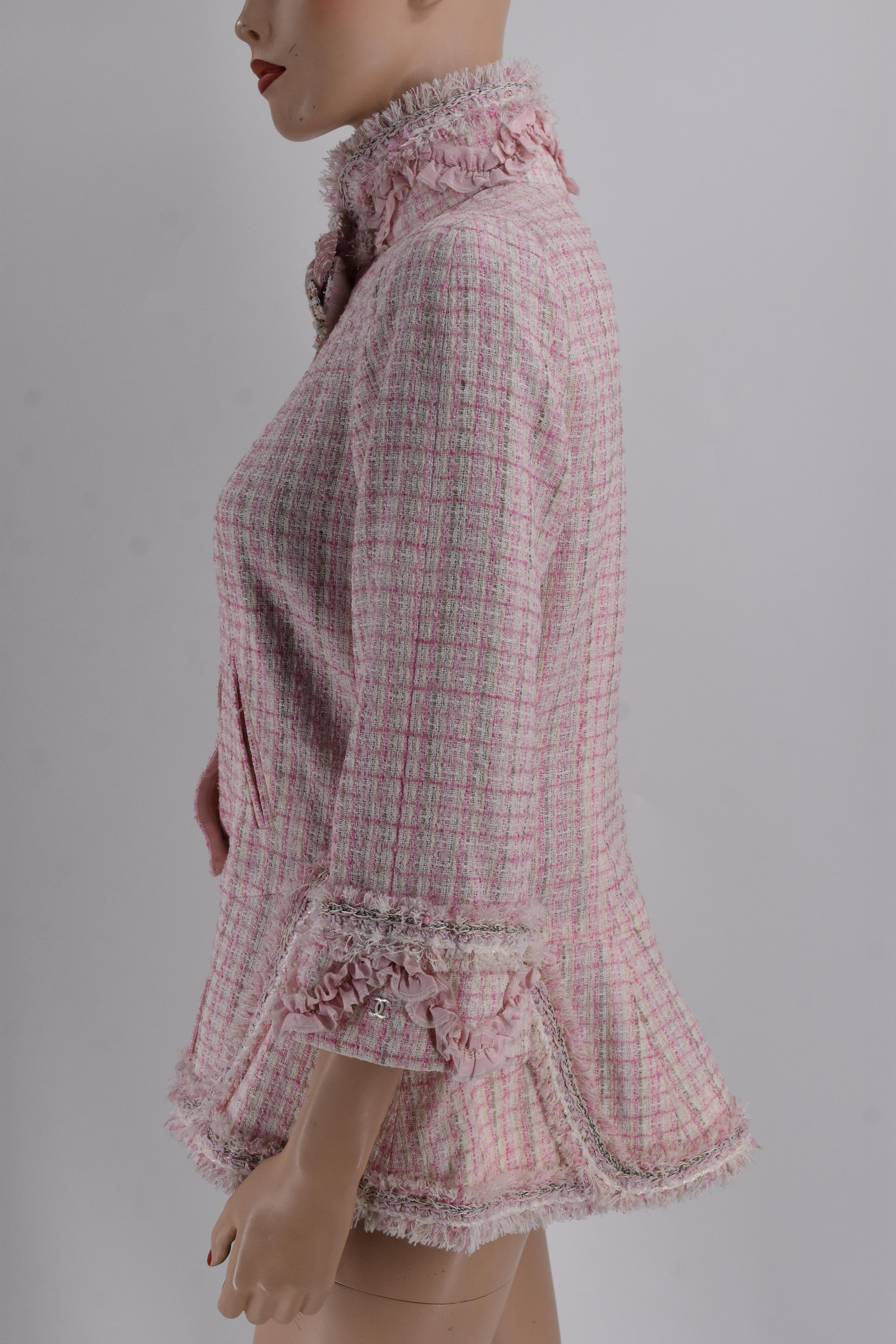 Chanel NWT 13C Cruise 2013 Runway Jacke mit Brosche 42 mit Stoff Swatch (Braun) im Angebot