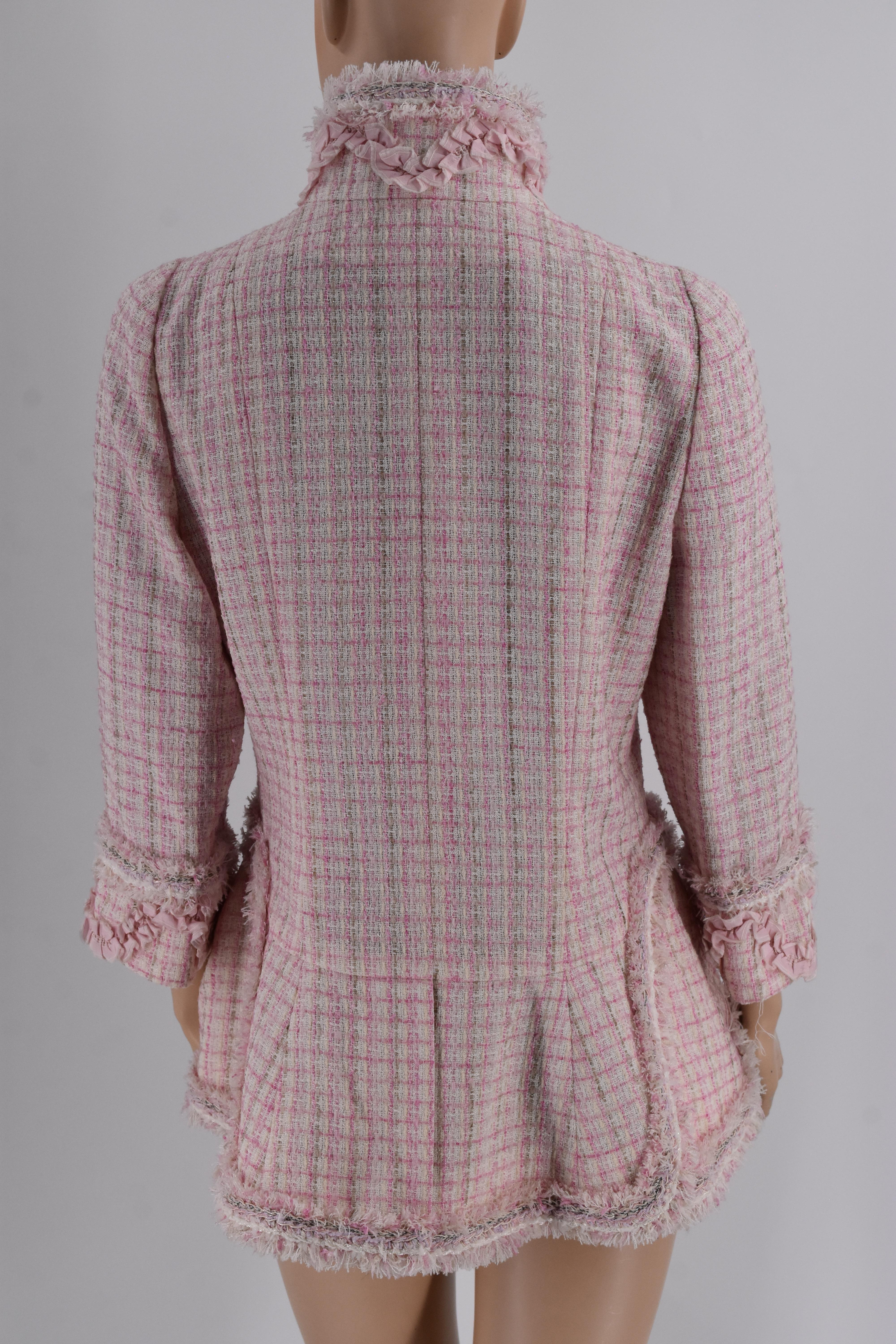 Chanel NWT 13C Cruise 2013 Runway Jacke mit Brosche 42 mit Stoff Swatch im Zustand „Neu“ im Angebot in Merced, CA