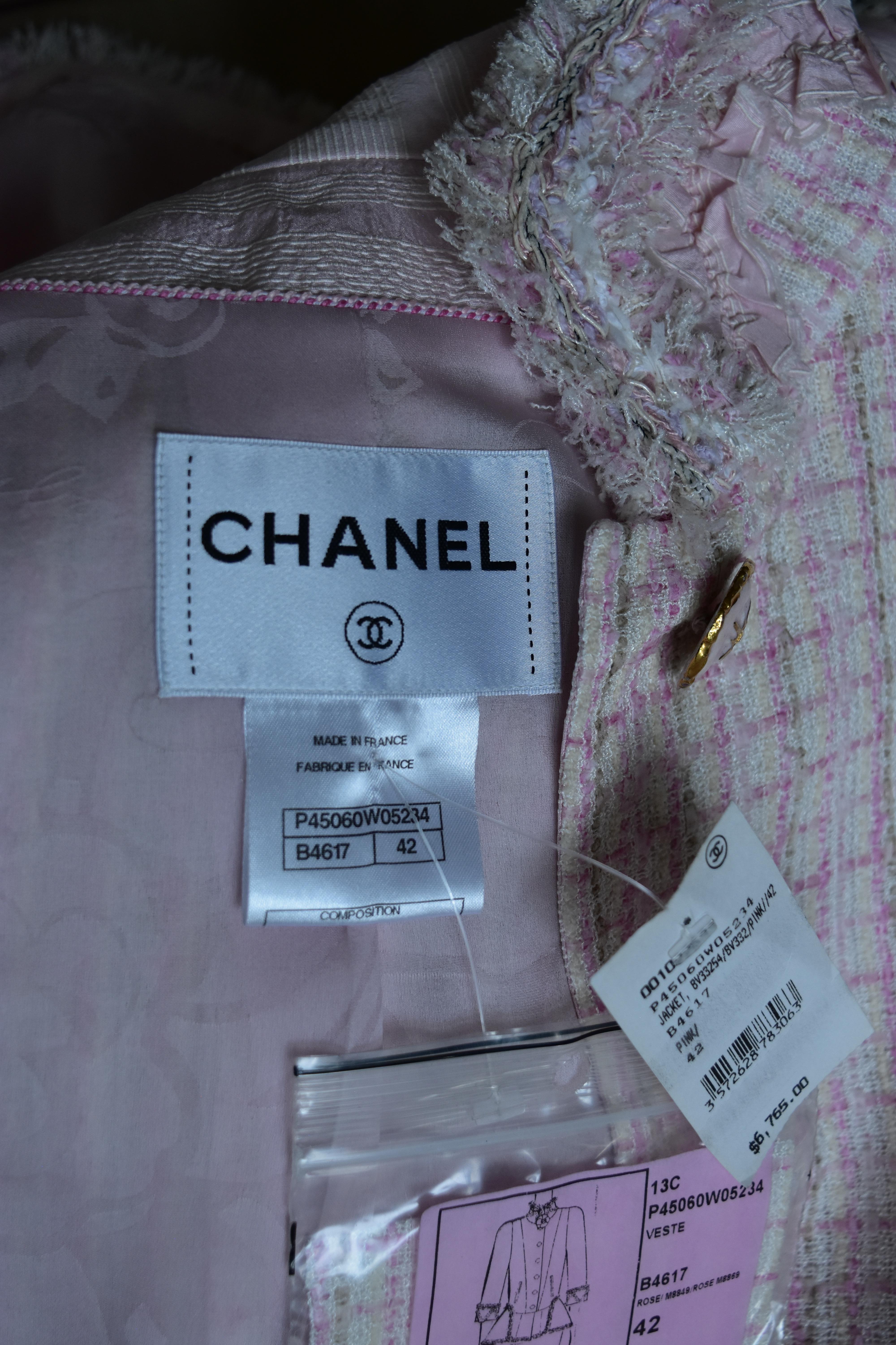 Chanel NWT 13C Cruise 2013 Runway Jacket with Brooch 42 with Fabric Swatch For Sale 2