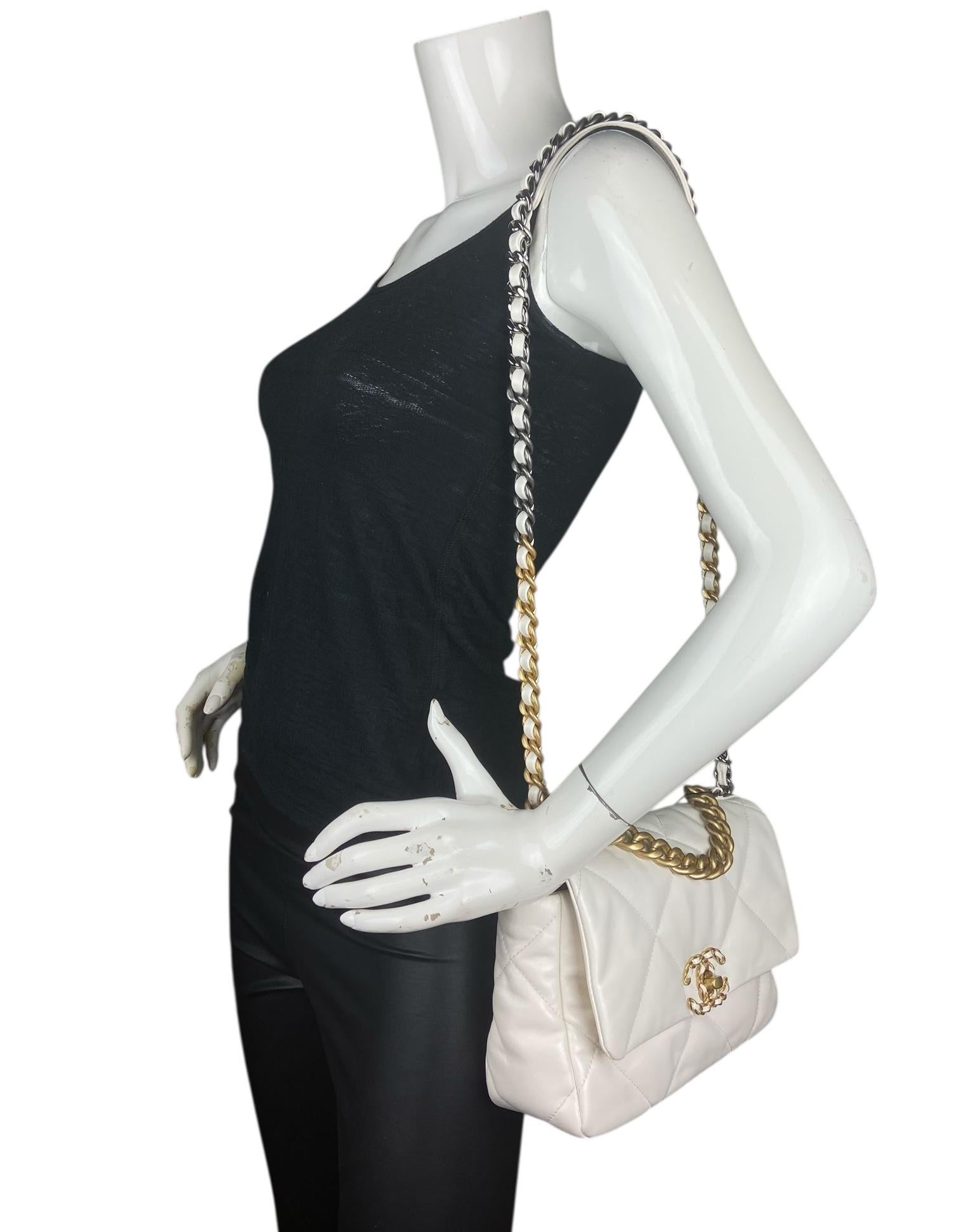 Chanel NWT Sac moyen 19 en cuir d'agneau blanc matelassé

Fabriqué en : France
Année de production : 2024
Couleur : blanc
Quincaillerie : Argent mat, argent brillant, or mat, ruthénium et argent foncé.
Matériaux : Cuir, métal
Doublure : Gros