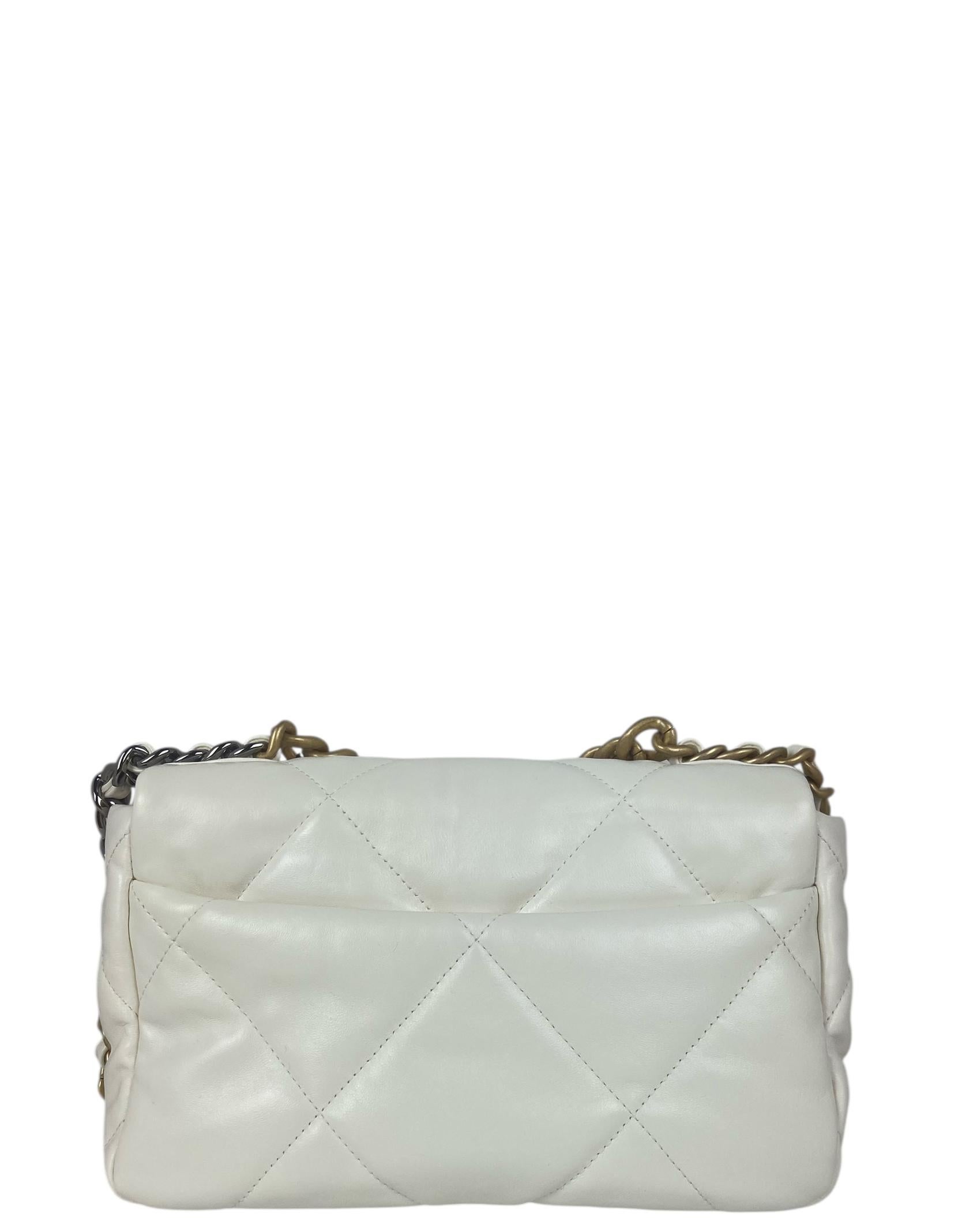 Gris Chanel NWT Sac moyen 19 en cuir d'agneau blanc matelassé en vente