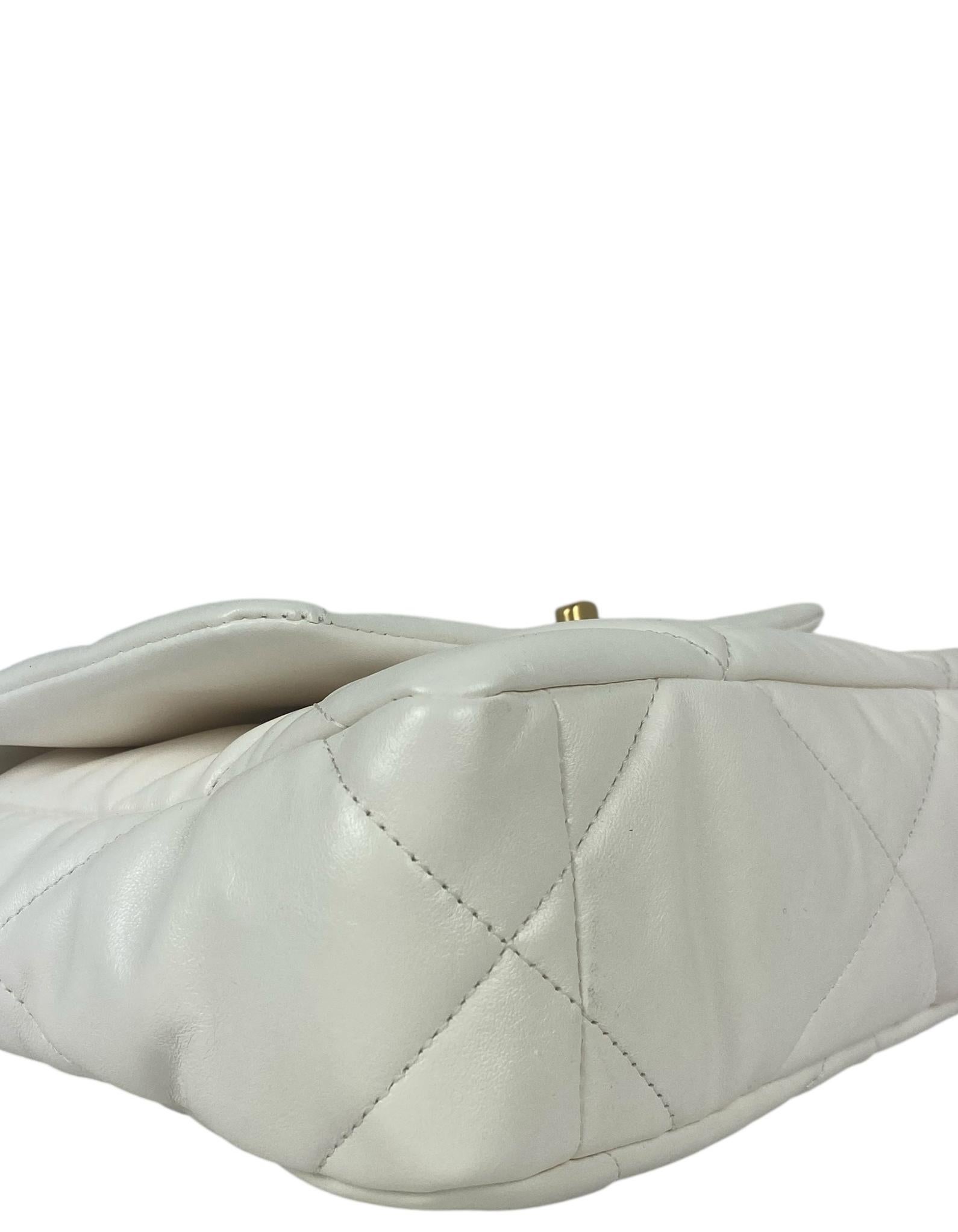 Chanel NWT Sac moyen 19 en cuir d'agneau blanc matelassé Neuf - En vente à New York, NY