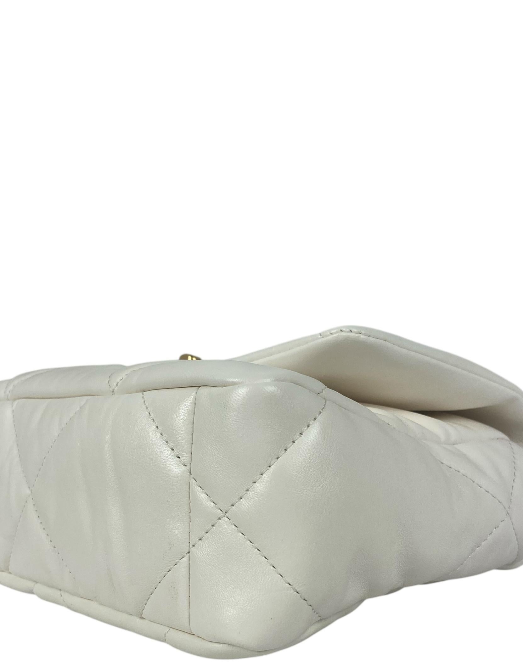 Chanel NWT Sac moyen 19 en cuir d'agneau blanc matelassé Pour femmes en vente