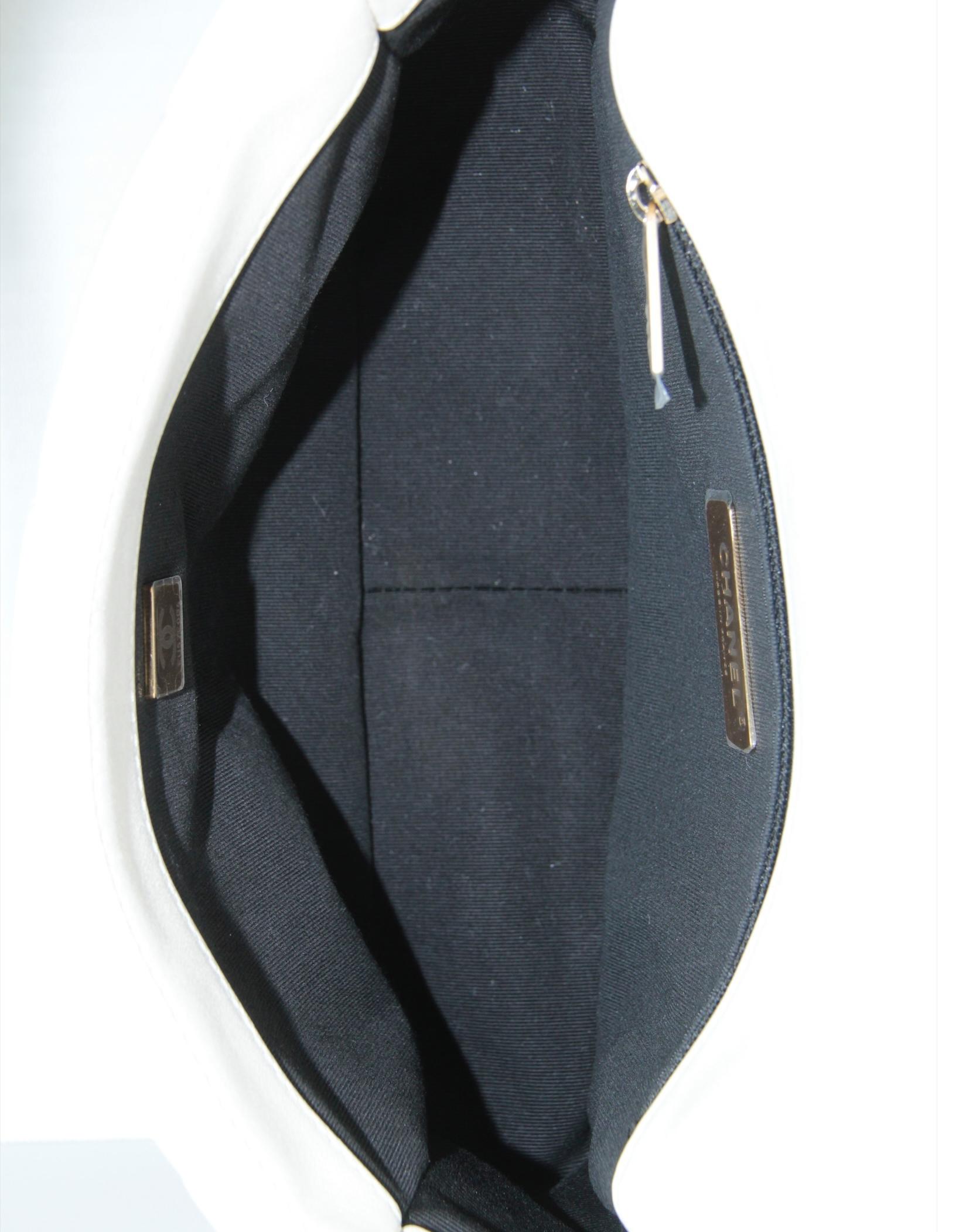 Chanel NWT Sac moyen 19 en cuir d'agneau blanc matelassé en vente 1