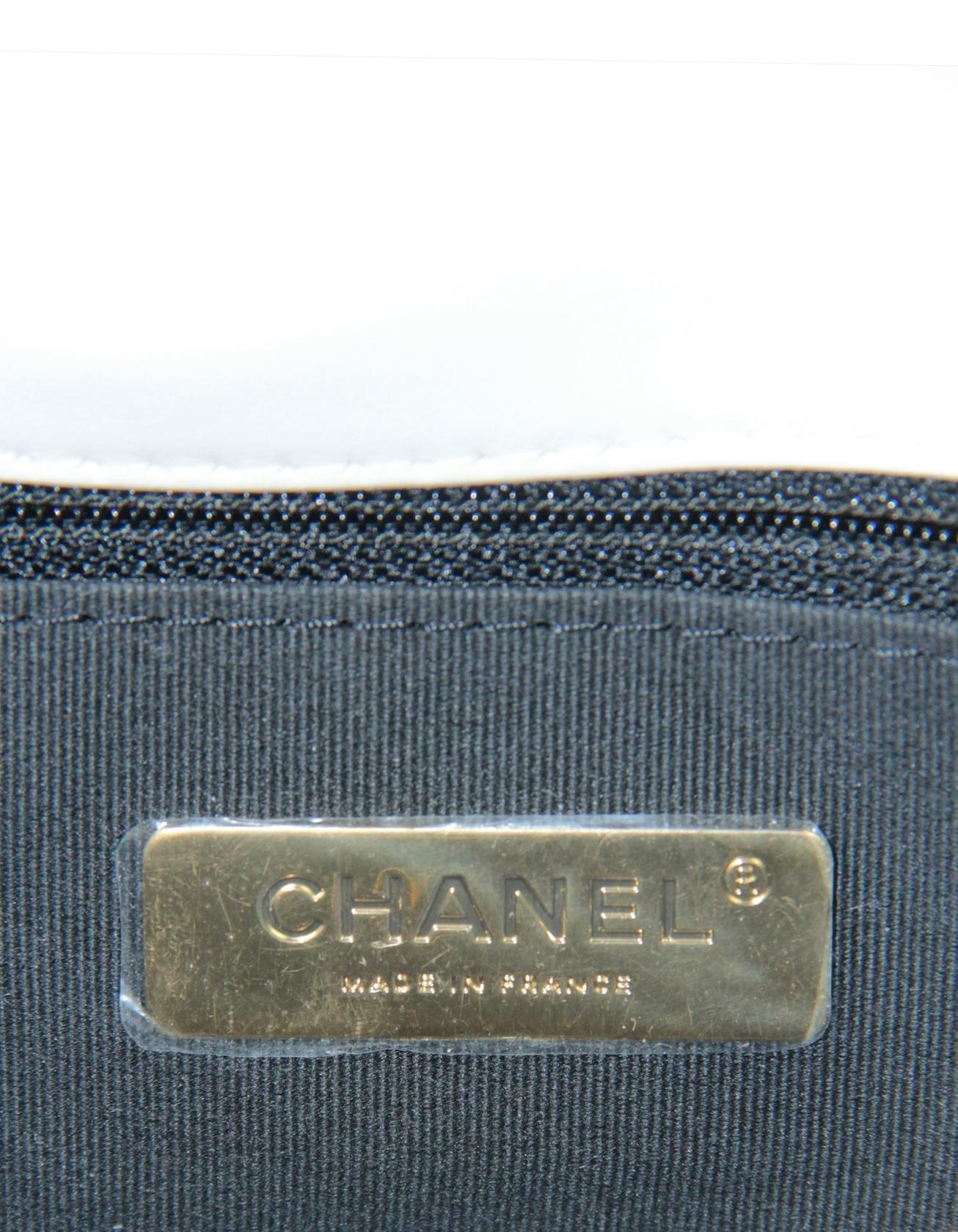 Chanel NWT Sac moyen 19 en cuir d'agneau blanc matelassé en vente 2