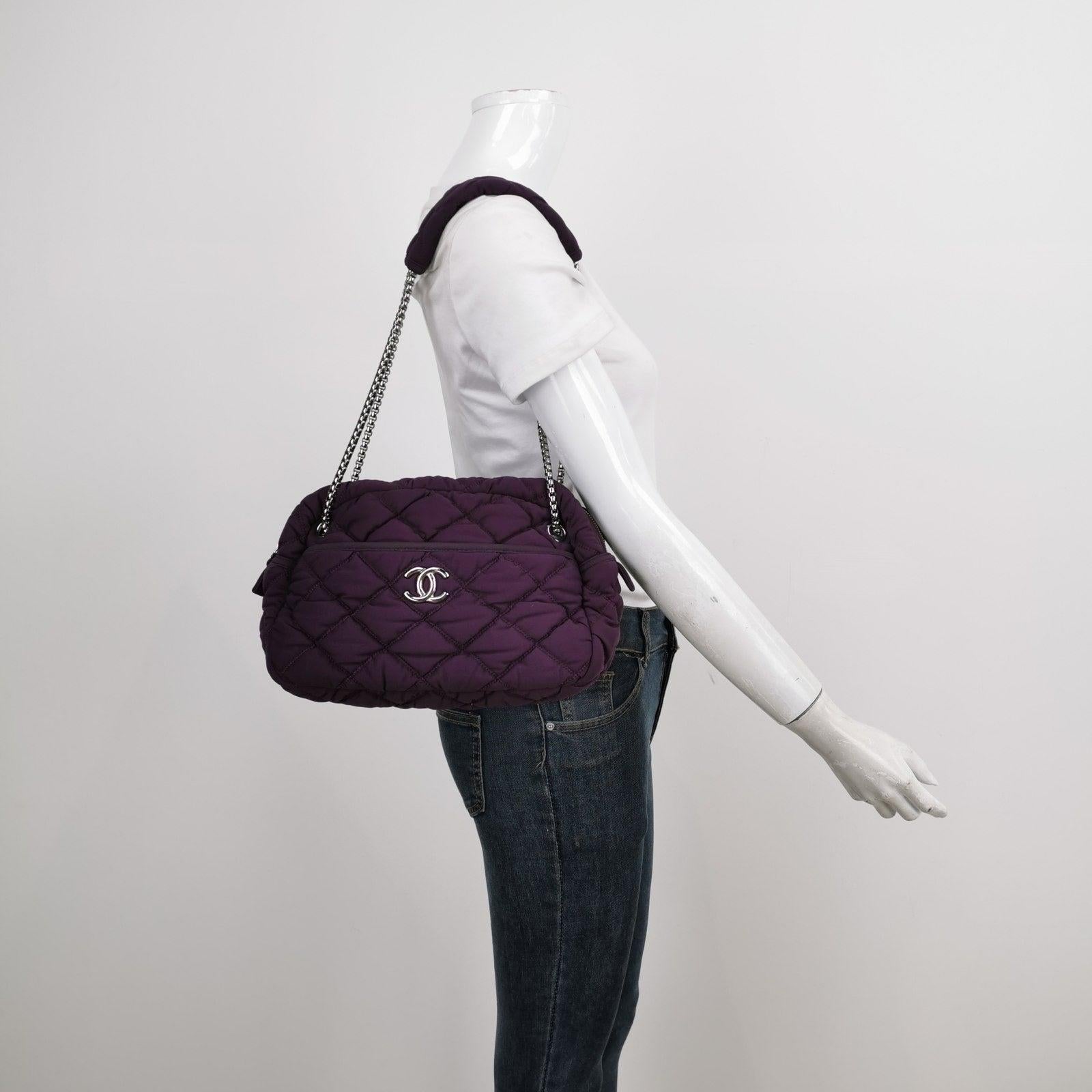 Chanel Nylon Bubble Striped Quilt Accordion Flap Bag Purple Dies sind professionelle Fotos der tatsächlichen Tasche angeboten von Luxbags. Entdecken Sie die perfekte Balance zwischen Stil und Funktionalität mit der Chanel Nylon Bubble Striped Quilt