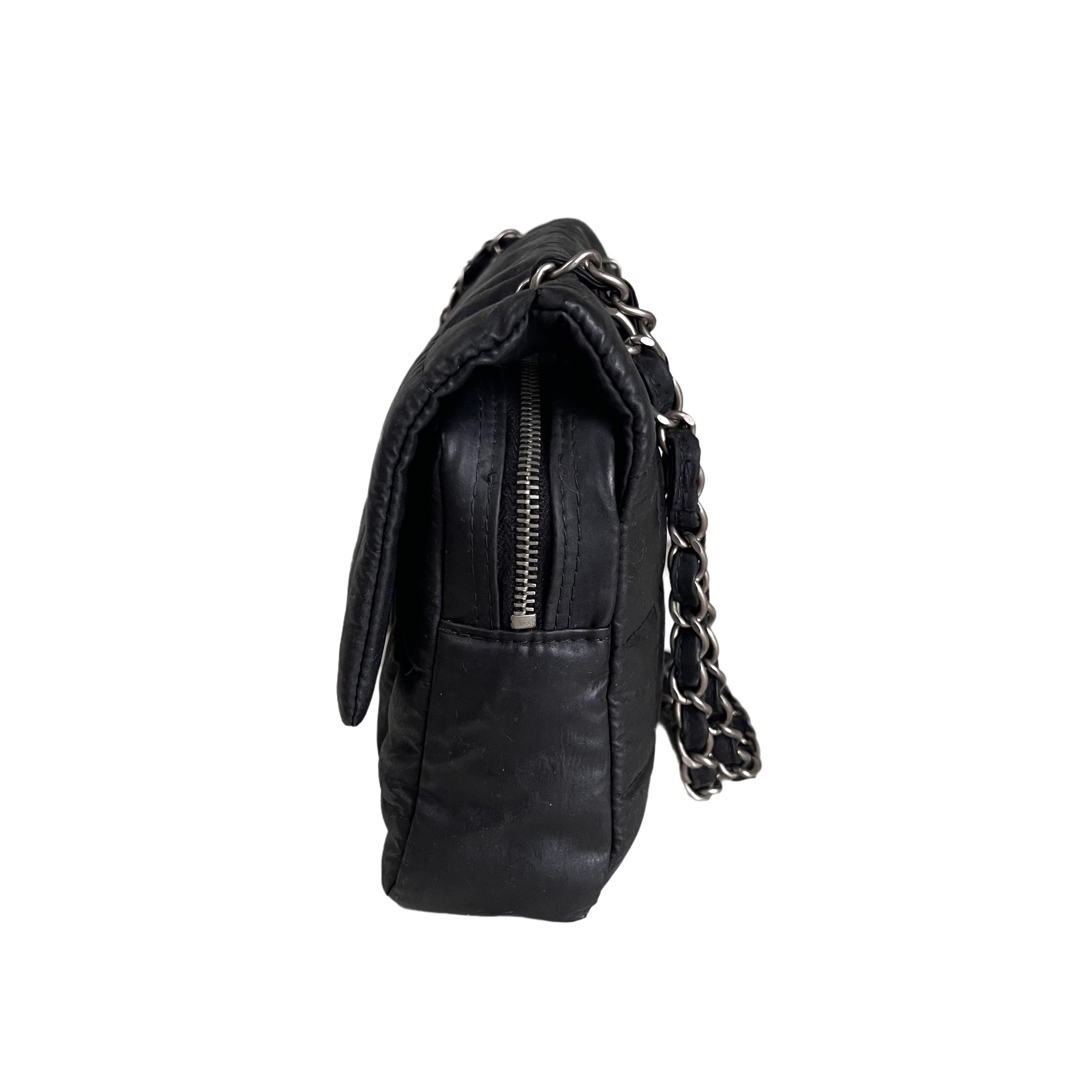 CHANEL Nylon Square Quilted Flap Bag Black Puffer Curved Bottom Dies sind professionelle Fotos von der tatsächlichen Tasche von Luxbags angeboten. Diese CHANEL Nylon Square Quilted Flap in Schwarz ist leicht und stilvoll. Sie ist aus hochwertigem,