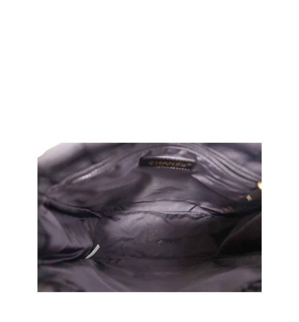 Chanel Nylon Travel Line Crossbody Bag, Comprend une sangle réglable, une fermeture à bouton magnétique, une poche extérieure et une poche intérieure.

MATERIAL : Nylon
Matériel : Or
Hauteur : 22cm
Largeur : 21cm
Profondeur : 8cm
Chute de la poignée