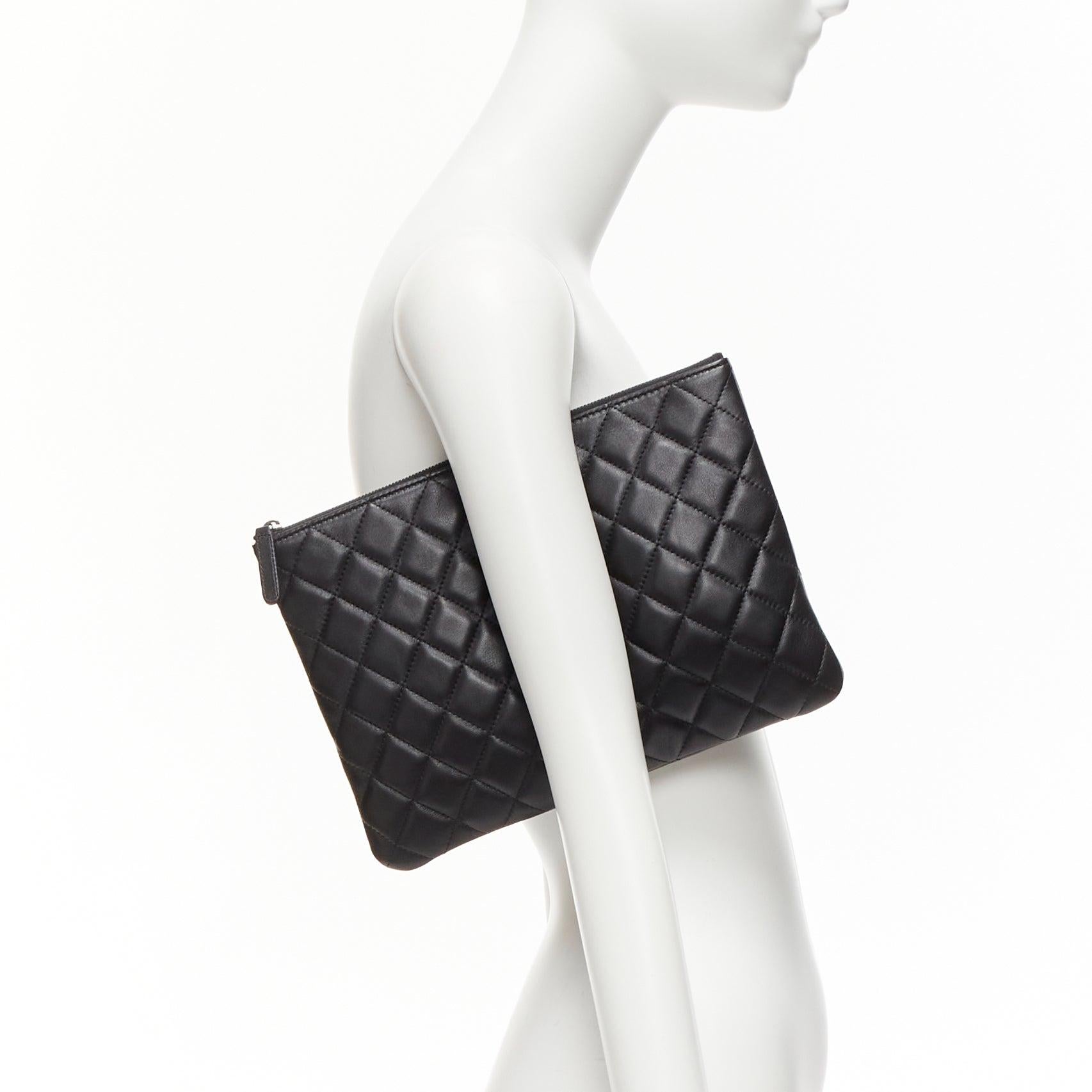 CHANEL O Case black smooth leather matelasse quilted zip clutch bag
Reference: TGAS/D01113
Brand: Chanel
Designer: Karl Lagerfeld
Model: O Case
Material: Leather
Color: Black, Silver
Pattern: Solid
Closure: Zip
Lining: Black Fabric
Made in: