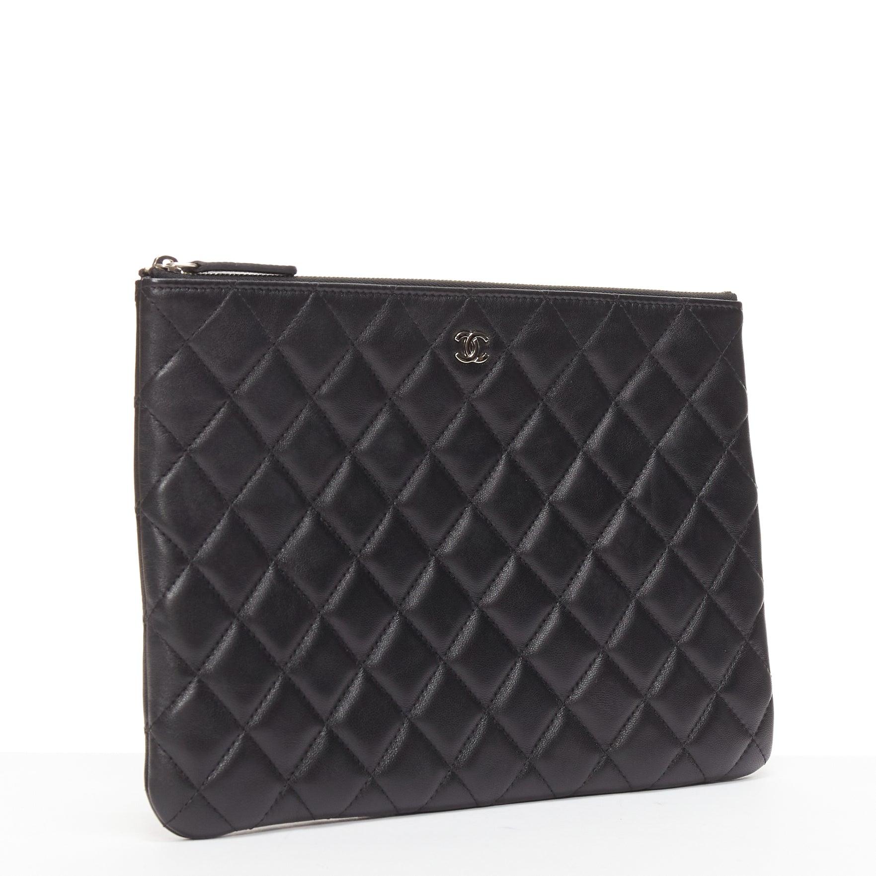 CHANEL O Case black smooth leather matelasse quilted zip clutch bag In Excellent Condition For Sale In Hong Kong, NT