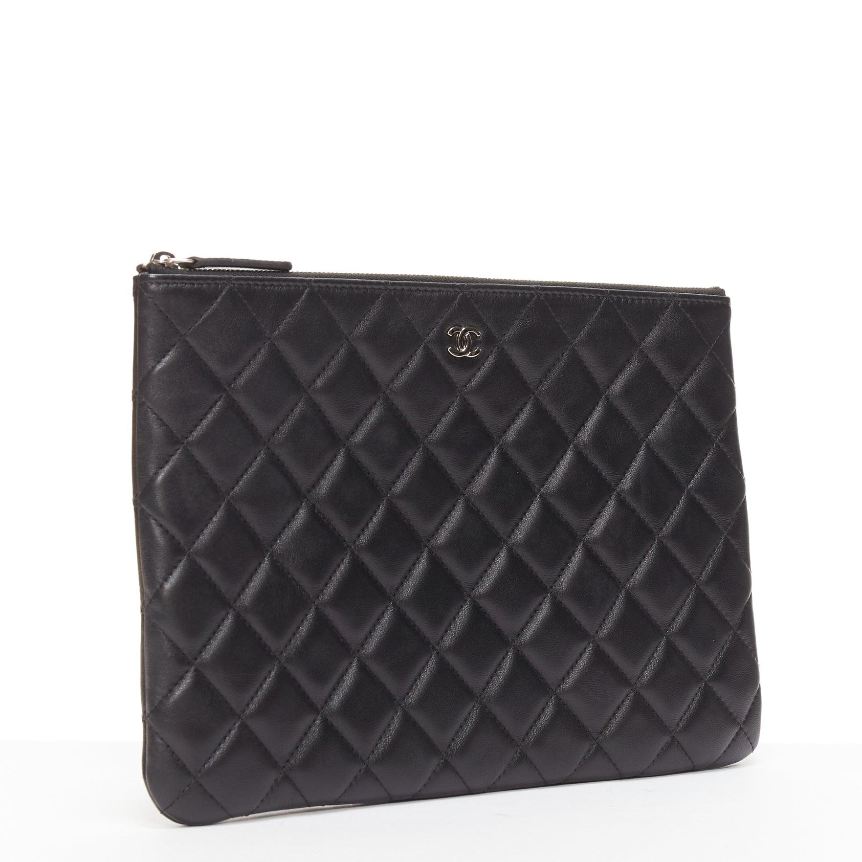 CHANEL O Case black smooth leather matelasse quilted zip clutch bag In Excellent Condition In Hong Kong, NT