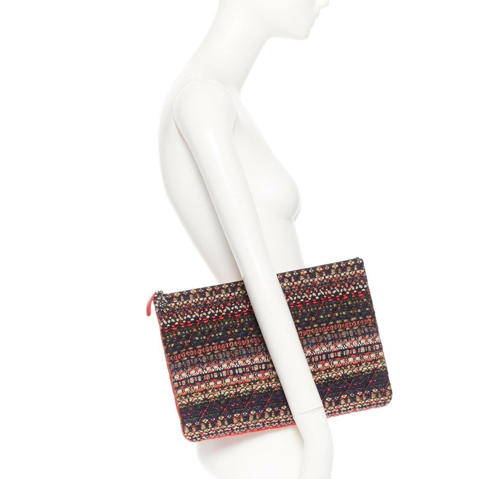 CHANEL O-case Paris Salzburg tweed pouch wool silver quilted clutch bag

Designer: CHANEL BY KARL LAGERFELDModel / Season: Chanel Pouch
Material: cotton, wool
Color: multicolouredPattern: diamonds
Description: Rectangular pouch clutch bag. Signature