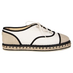 CHANEL hafermehlfarbene elfenbeinfarbene Leinwand LACE UP Espadrilles flache Schuhe 37