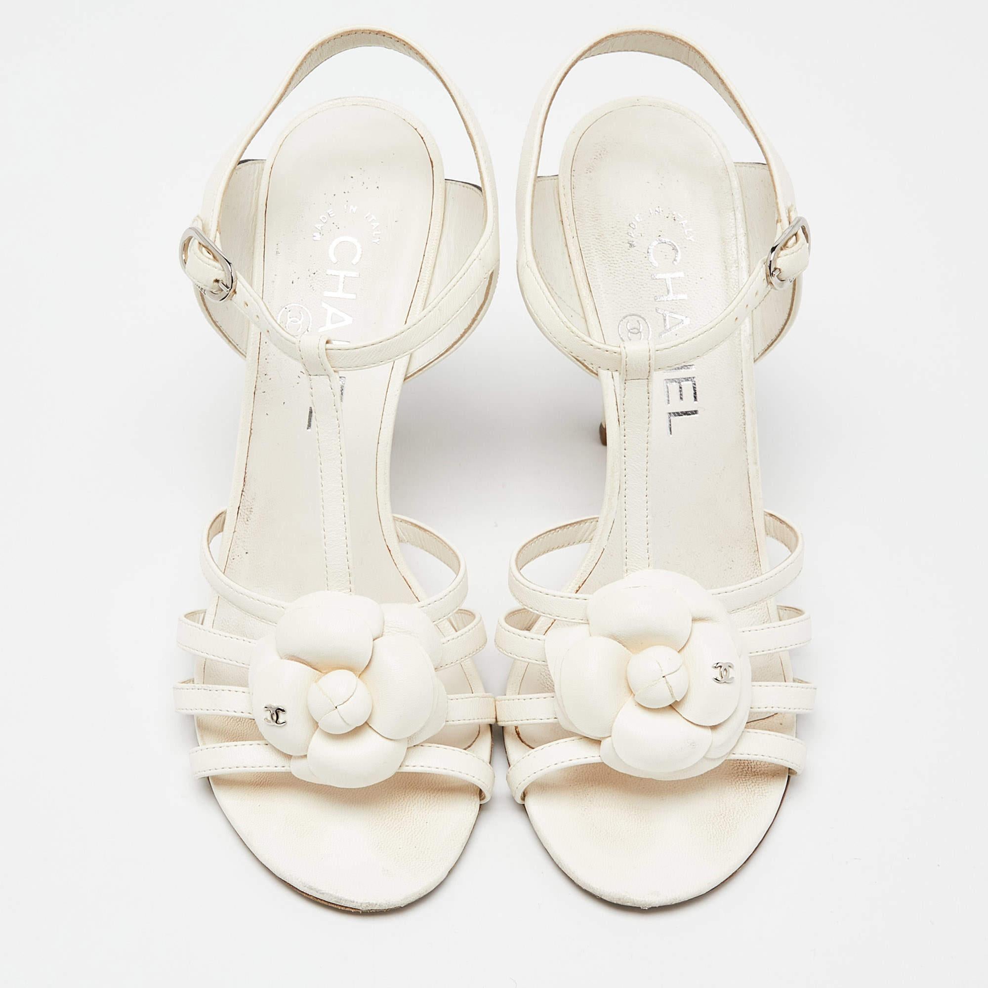 Chanel Off White/Schwarze Leder-Sandalen mit Knöchelriemen aus Kamelie Größe 37,5 1