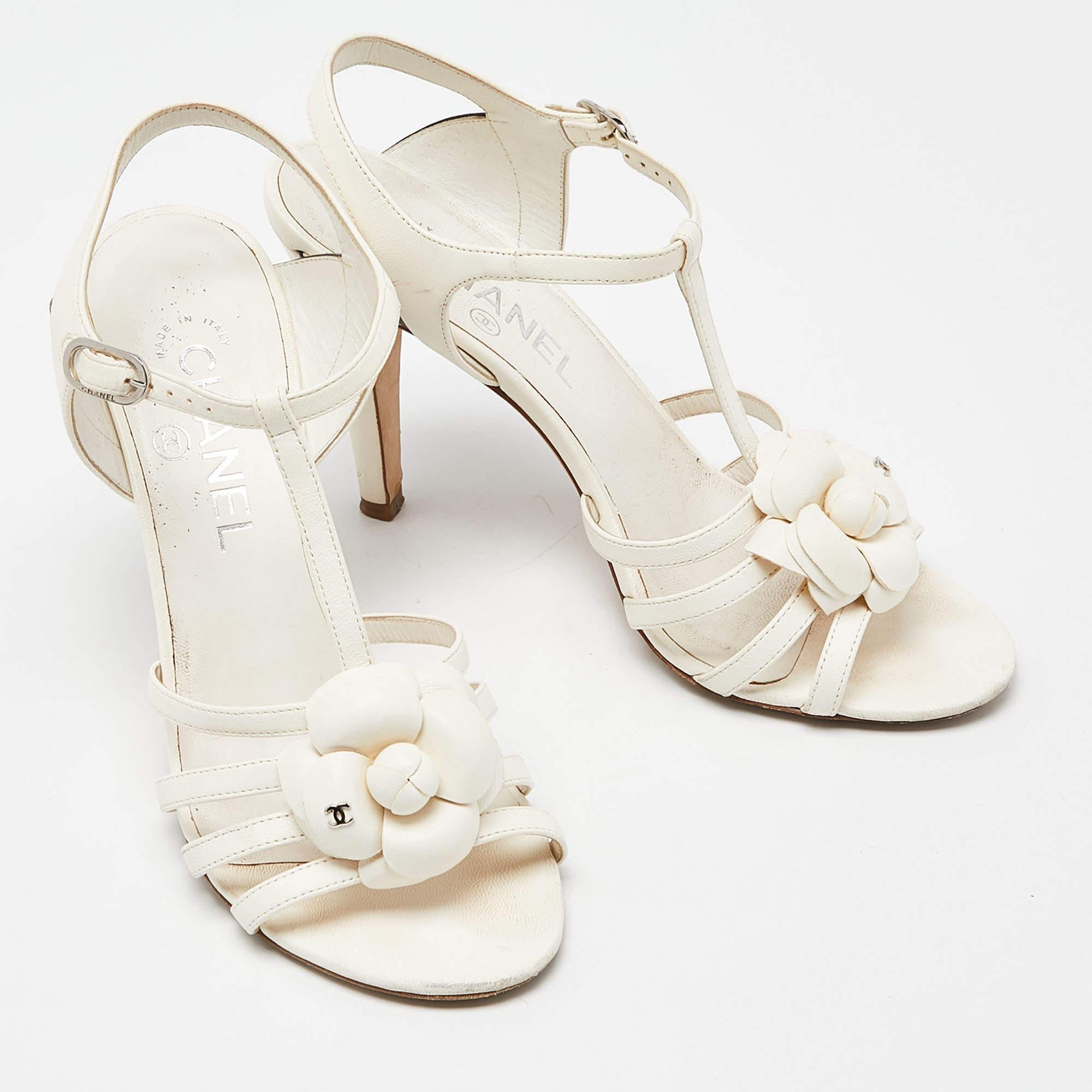 Chanel Off White/Schwarze Leder-Sandalen mit Knöchelriemen aus Kamelie Größe 37,5 2