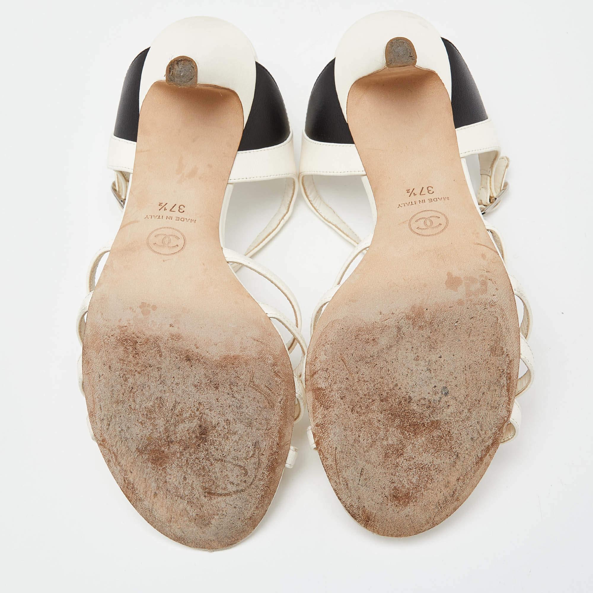 Chanel Off White/Schwarze Leder-Sandalen mit Knöchelriemen aus Kamelie Größe 37,5 3