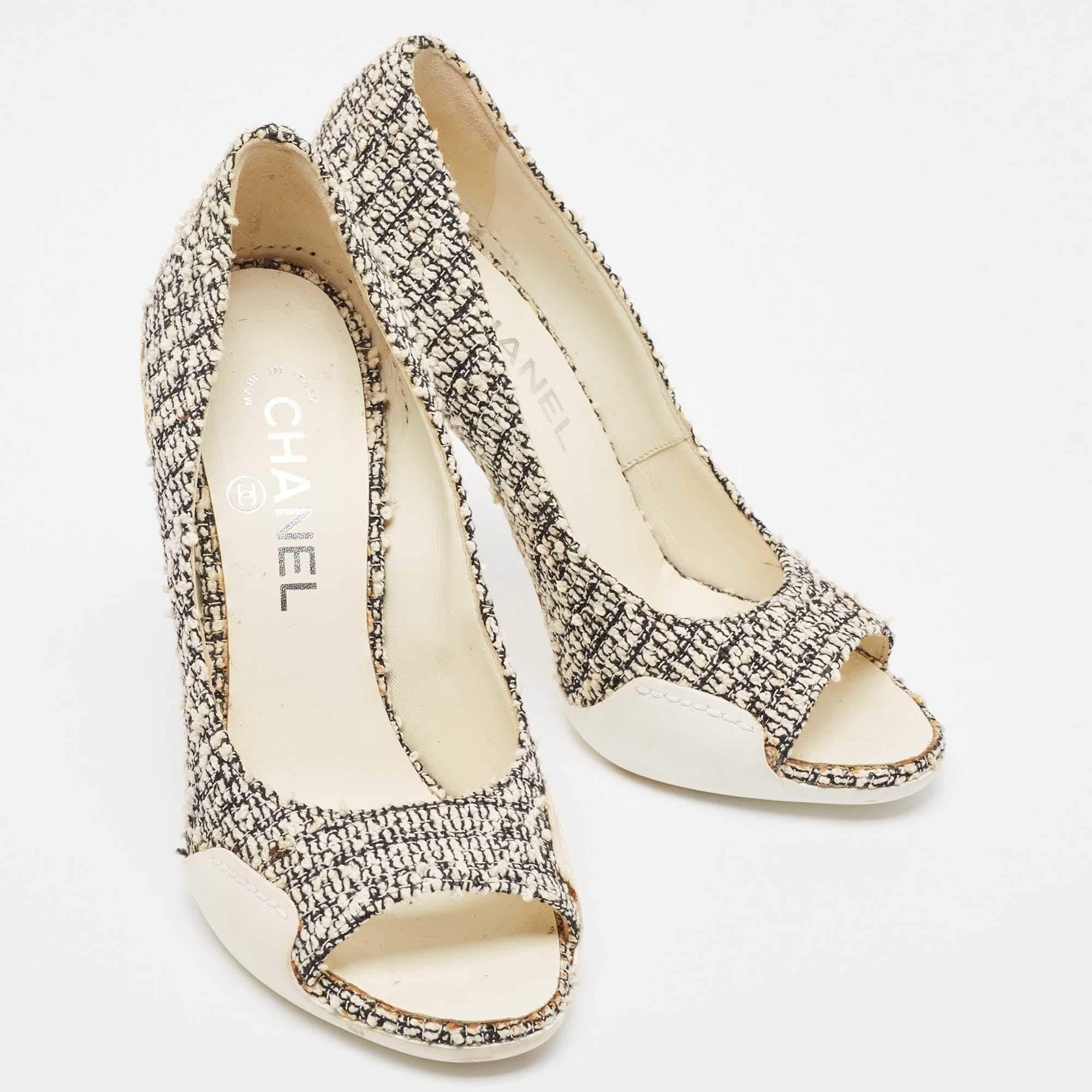 Chanel Off White/Black Tweed and Leather Open Toe Pumps Size 38 In Good Condition For Sale In Dubai, Al Qouz 2