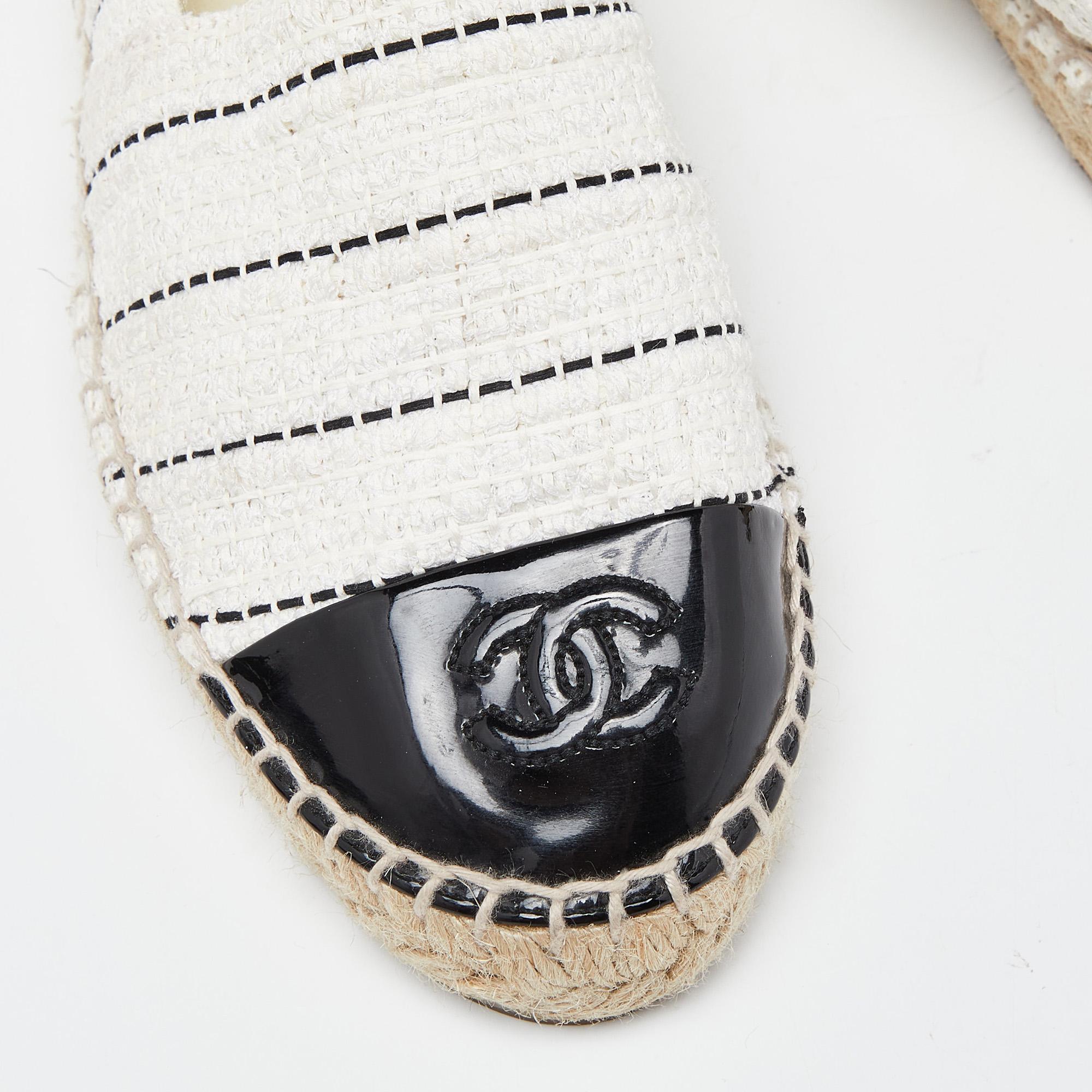 Chanel gebrochene Espadrille-Flats aus weißem/Schwarzem Tweed und Lackleder CC mit Zehenkappe aus Lackleder Größe im Zustand „Gut“ im Angebot in Dubai, Al Qouz 2