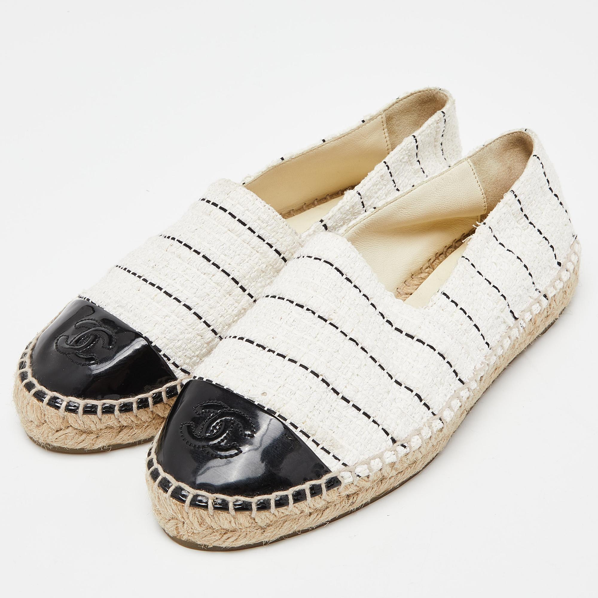Chanel Off White/Black Tweed and Patent Leather CC Cap Toe Espadrille Flats Size For Sale 1
