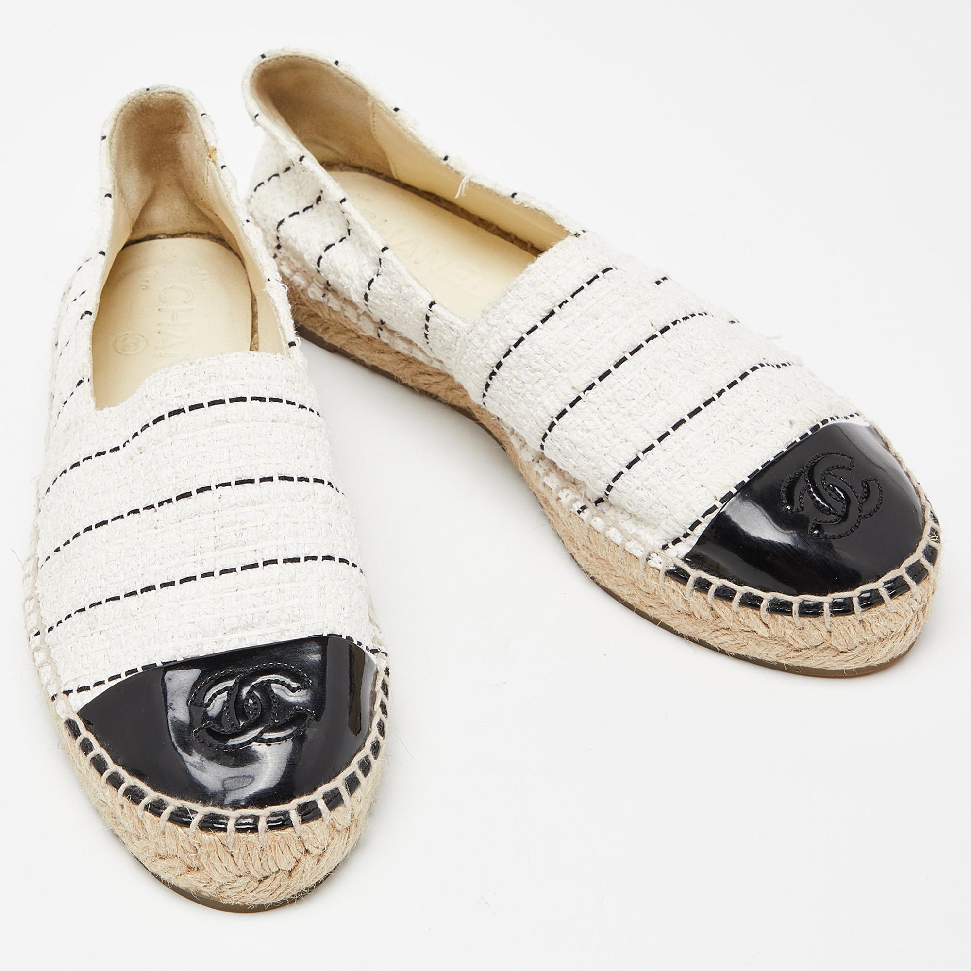 Chanel Off White/Black Tweed and Patent Leather CC Cap Toe Espadrille Flats Size For Sale 2