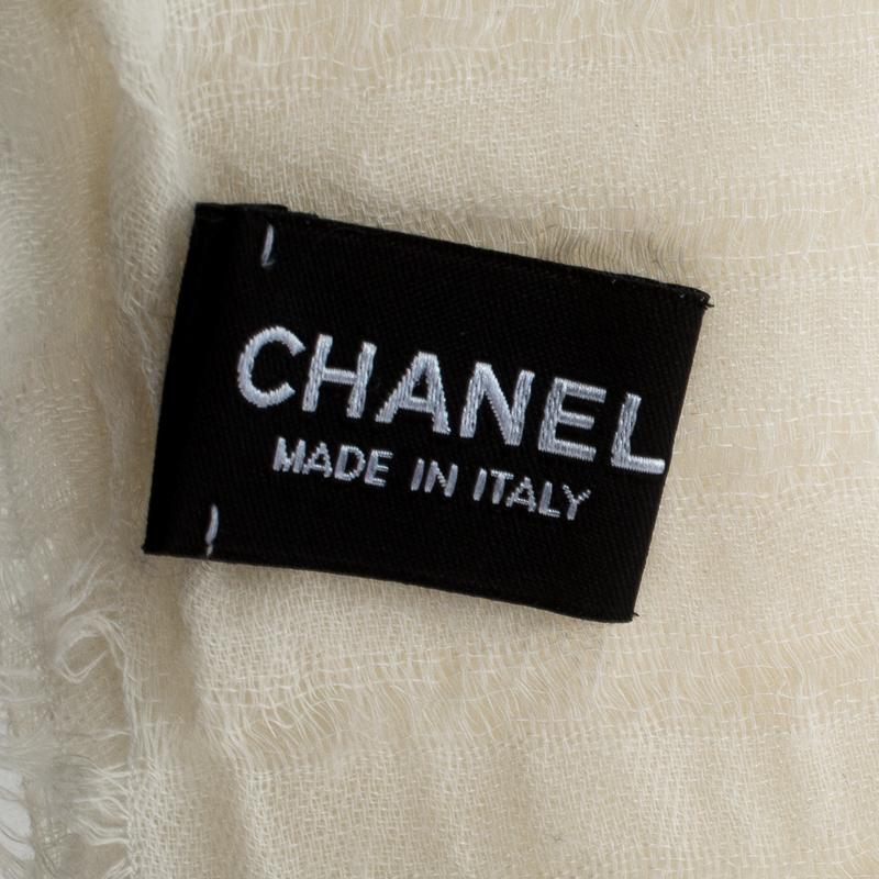 Chanel Off White Cashmere and Silk Shirred Fringed Edge Scarf In Good Condition In Dubai, Al Qouz 2