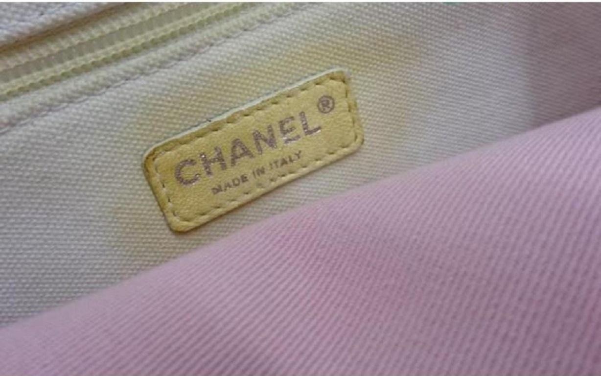 Beige Fourre-tout Chanel blanc cassé avec logo CC 862125 en vente