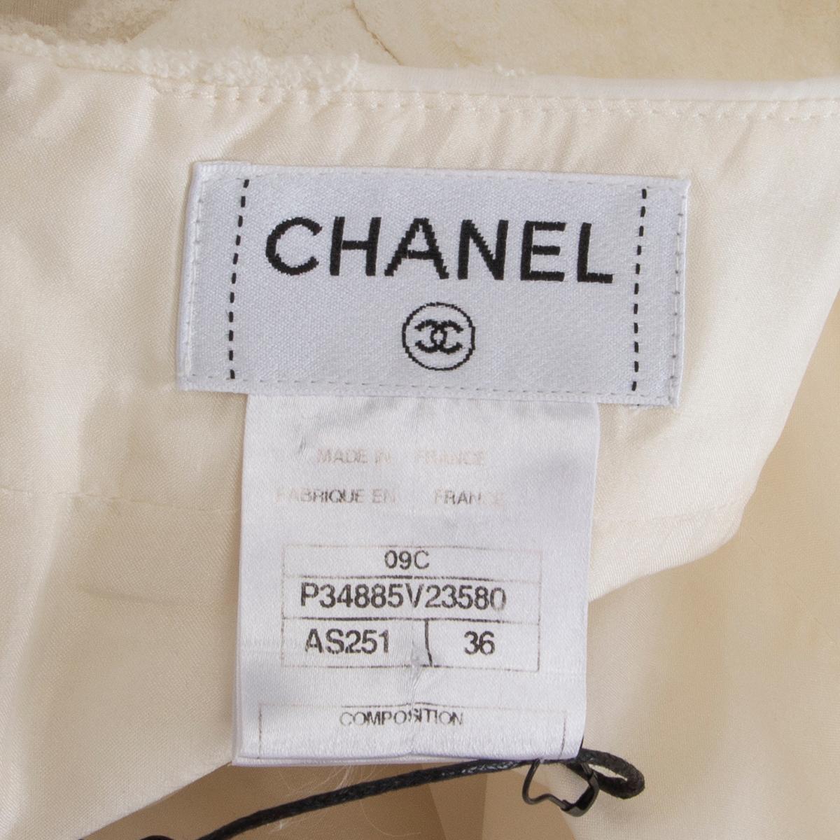 Gray CHANEL off-white cotton CAMELIA JACQUARD PENCIL Skirt 36 XS For Sale