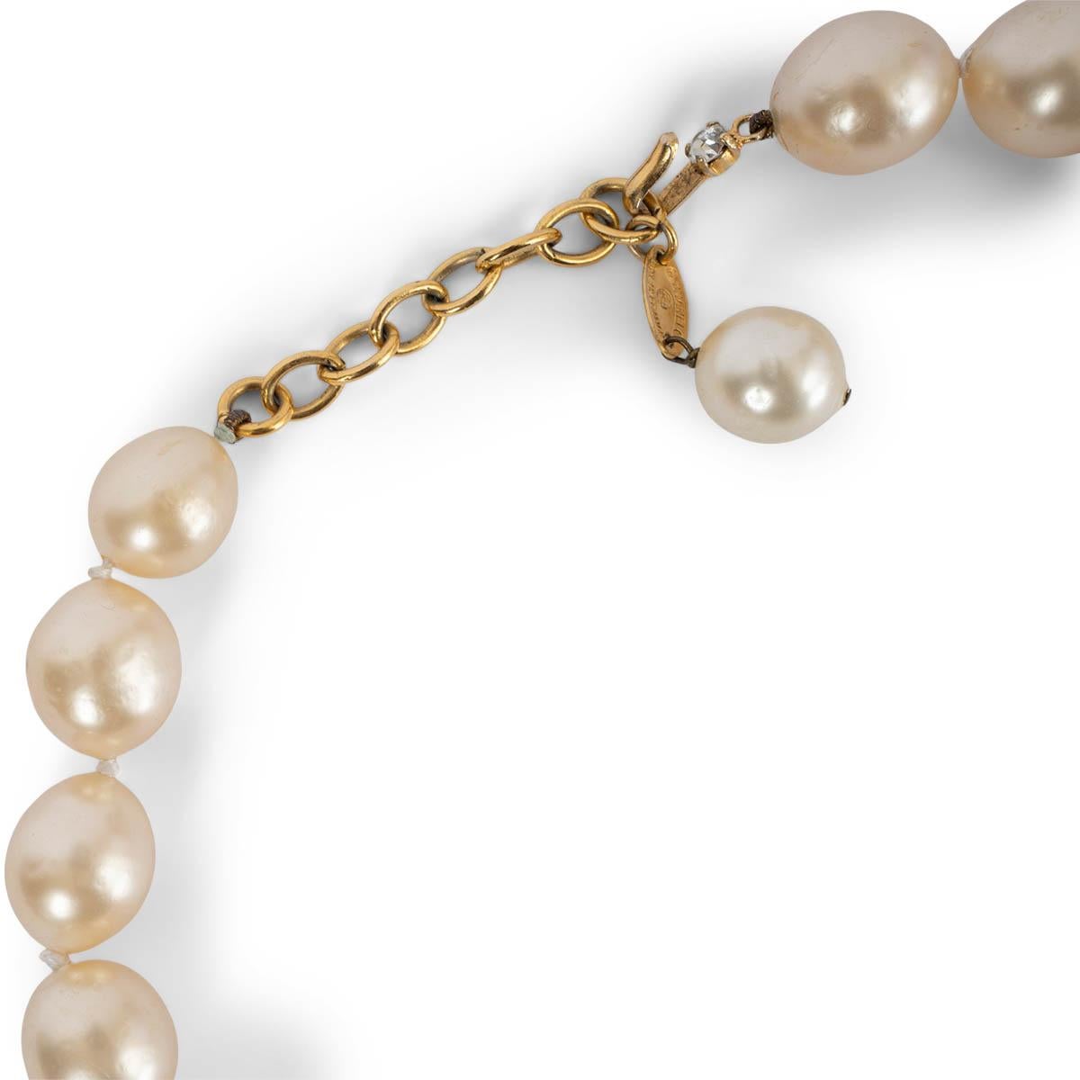 CHANEL off-white FAUX PEARL CHOKER Necklace Vintage For Sale 1