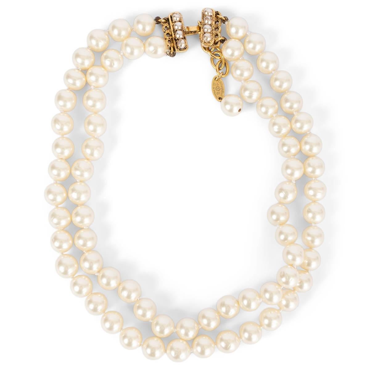 100% authentique Collier Chanel vintage double tour en fausses perles avec fermeture à crochet en métal doré. Elle a été portée et les petites perles de la fermeture présentent quelques traces d'usure. En général en excellent