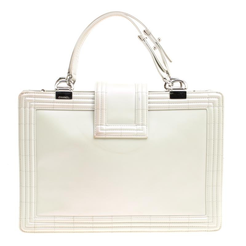 This Reverso Boy tote from Chanel is here to enchant you and will be an amazing addition to your collection! This off-white tote is crafted from leather and features an elegant design. It flaunts dual adjustable handles at the top, a flap over