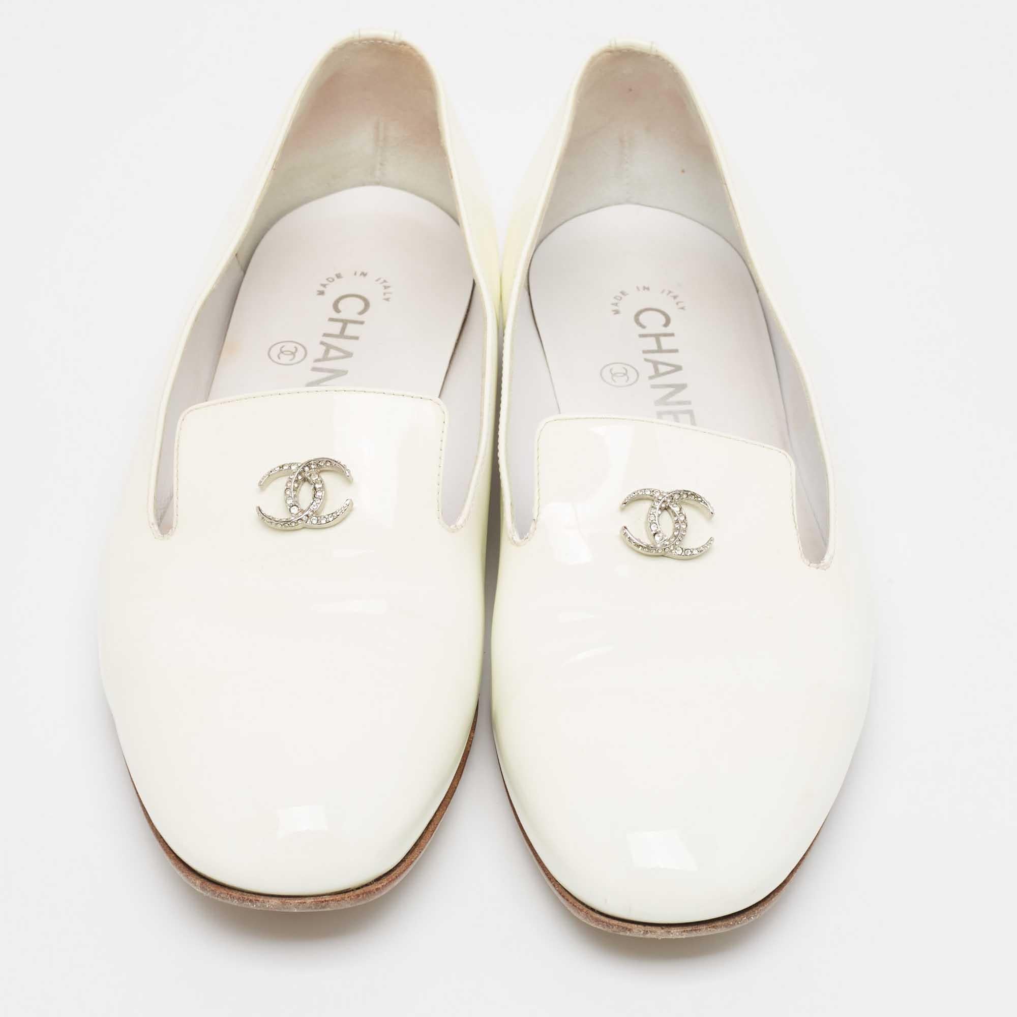 Practical, fashionable, and durable—these Chanel CC smoking loafers are carefully built to be fine companions to your everyday style. They come made using the best materials to be a prized buy.

