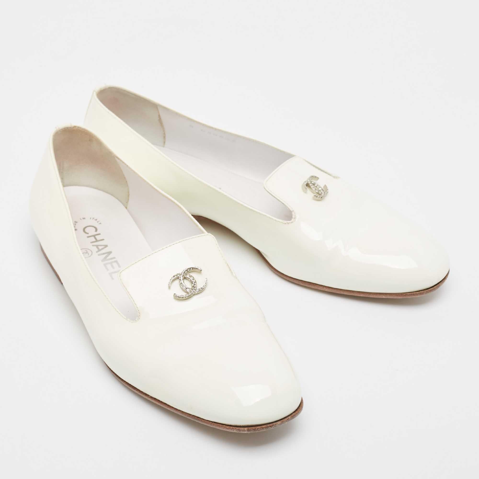 Chanel Off White Patent Leather CC Crystals Smoking Loafers Size 39 In Good Condition In Dubai, Al Qouz 2