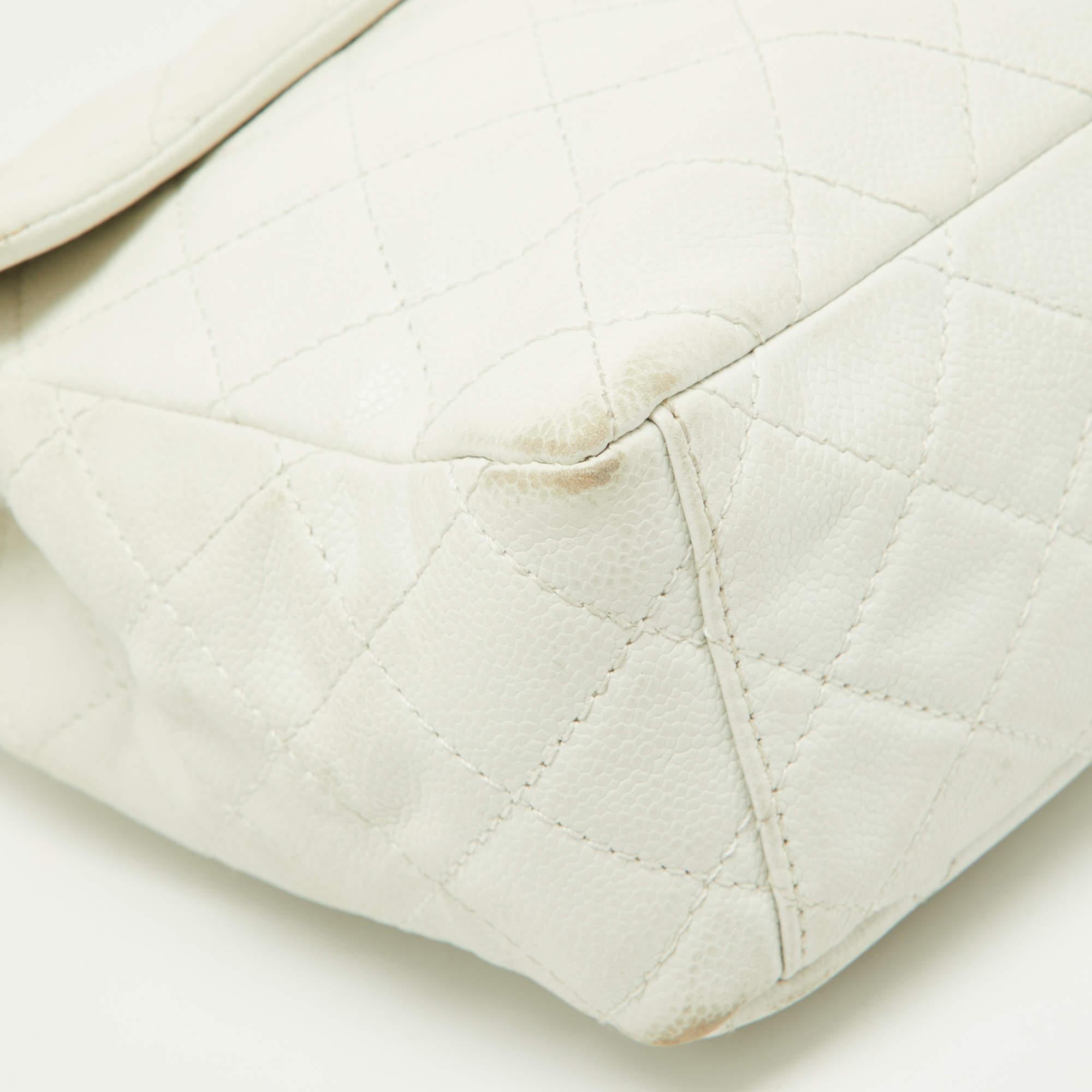 Chanel Off White gesteppte Maxi Classic Single Flap Bag aus Leder in Kaviar im Angebot 7