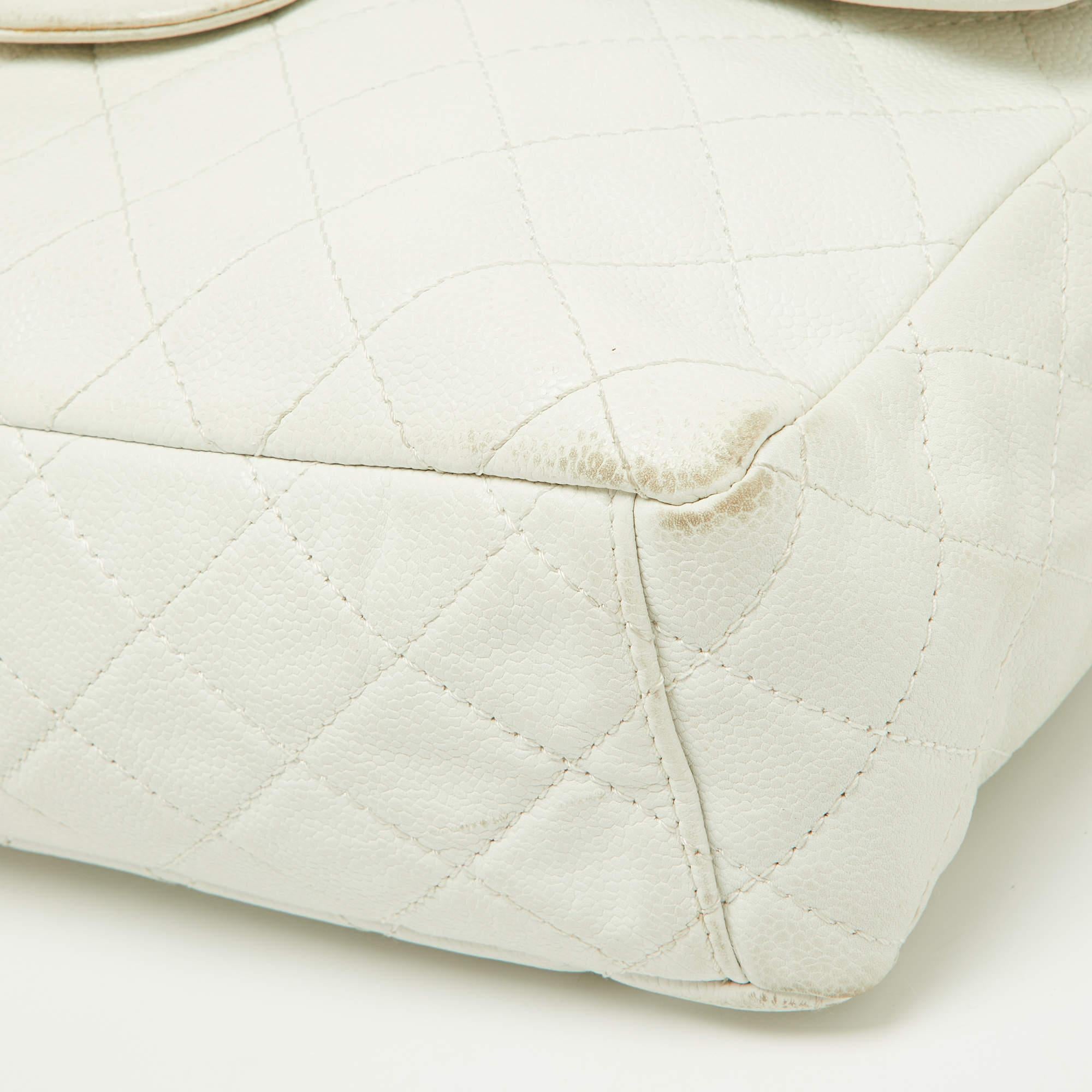Chanel Off White gesteppte Maxi Classic Single Flap Bag aus Leder in Kaviar im Angebot 8