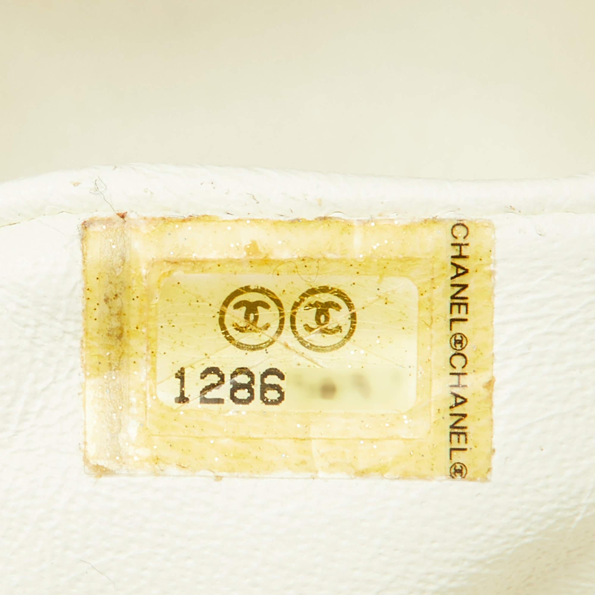 Chanel Off White gesteppte Maxi Classic Single Flap Bag aus Leder in Kaviar im Angebot 9