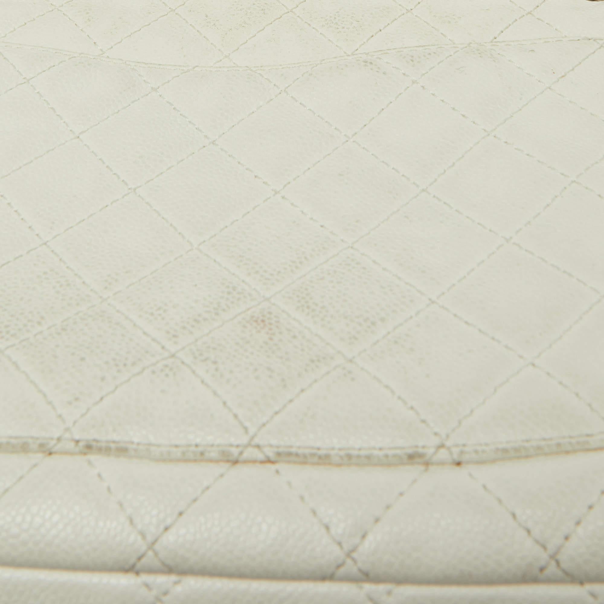 Chanel Off White gesteppte Maxi Classic Single Flap Bag aus Leder in Kaviar im Angebot 13