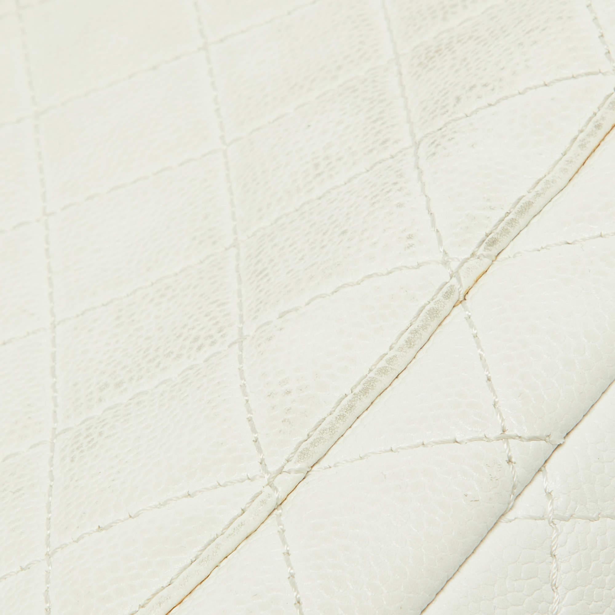 Chanel Off White gesteppte Maxi Classic Single Flap Bag aus Leder in Kaviar im Angebot 14