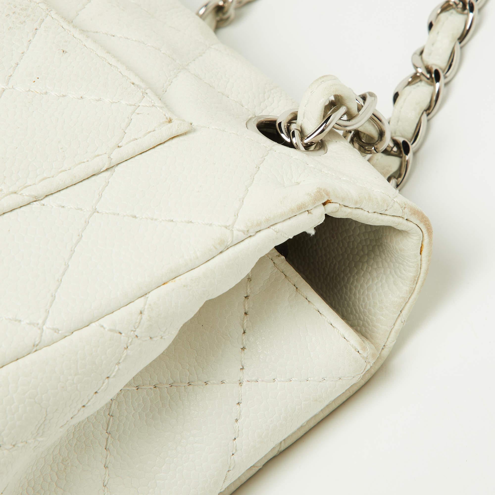 Chanel Off White gesteppte Maxi Classic Single Flap Bag aus Leder in Kaviar im Angebot 16