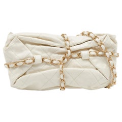 Chanel Off White gesteppte Baluchon-Clutch aus Leder