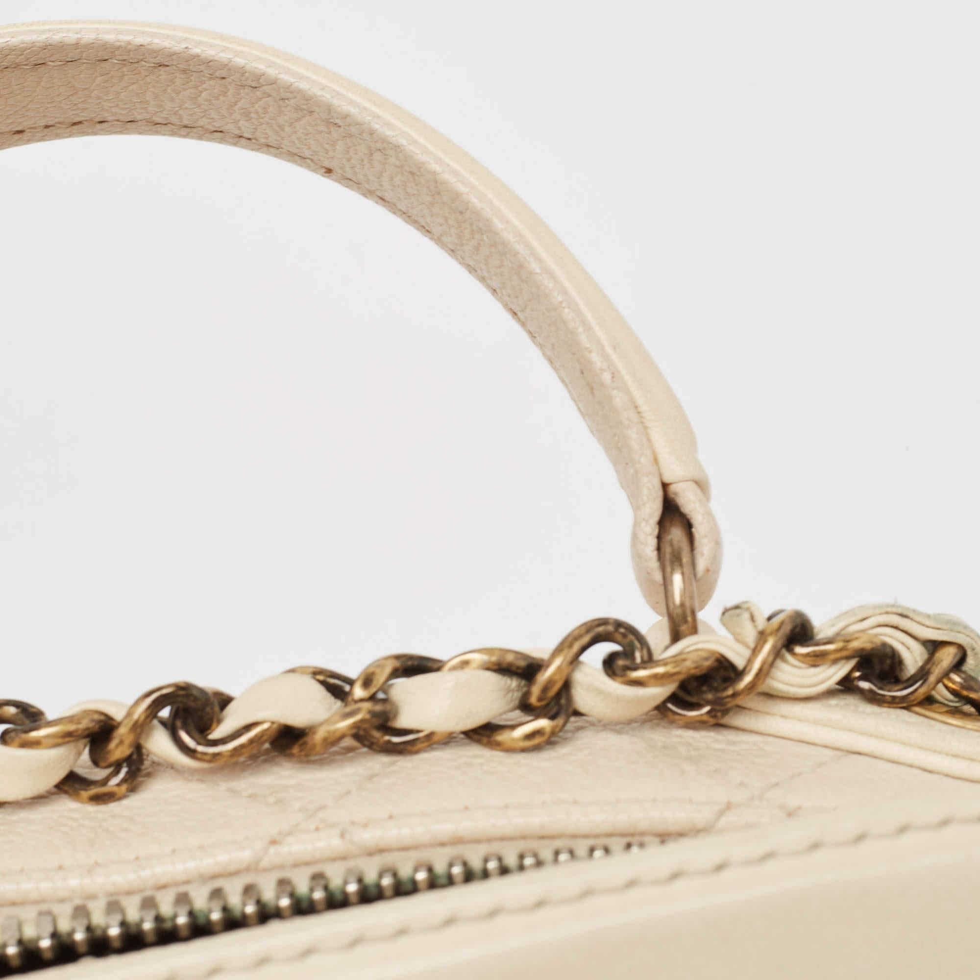 Chanel Off White Quilted Leather Coco Curve Vanity Case Bag For Sale 6
