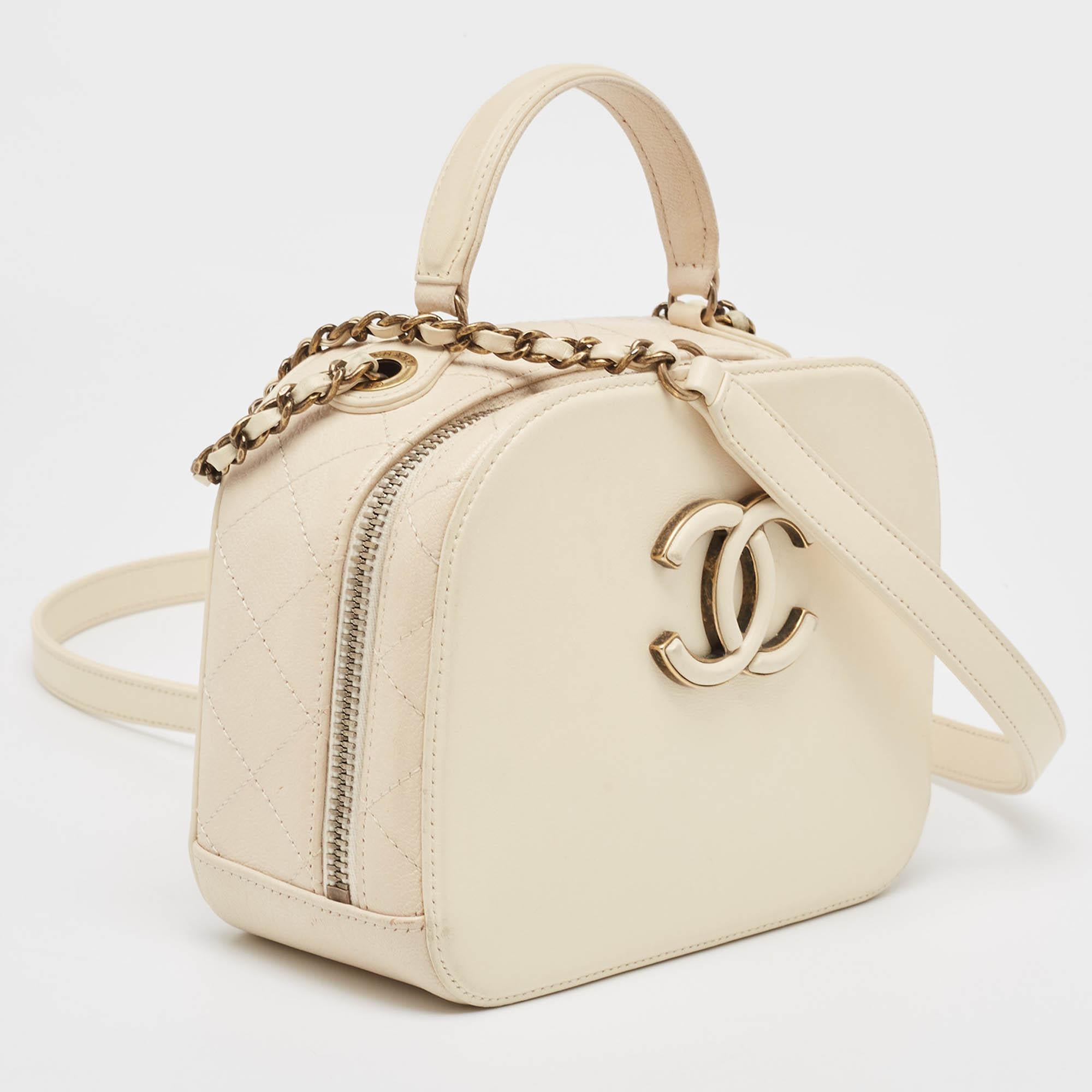 Chanel Coco Curve Waschtischtasche aus gestepptem Leder in gebrochenem Weiß im Angebot 9