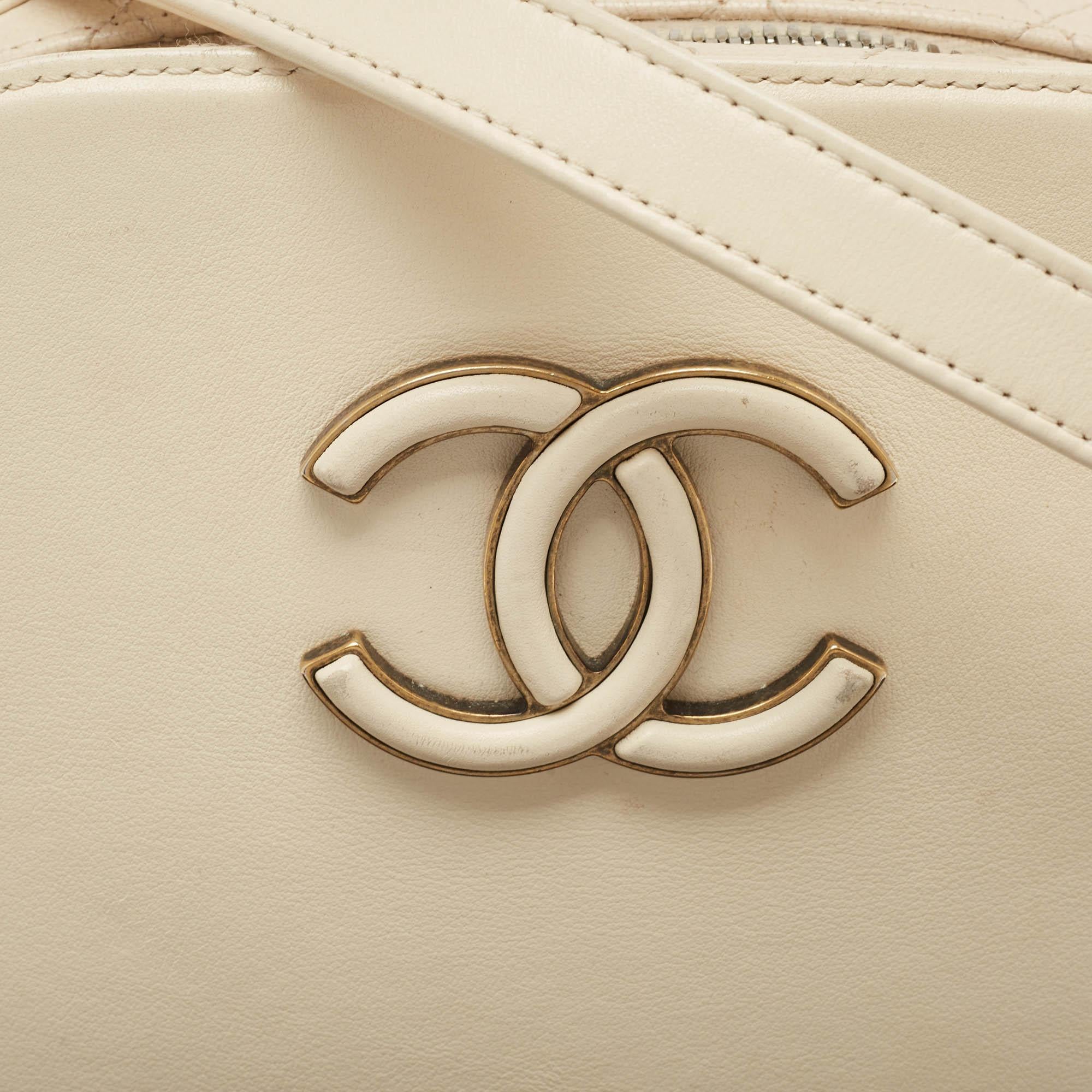 Chanel Coco Curve Waschtischtasche aus gestepptem Leder in gebrochenem Weiß im Angebot 10