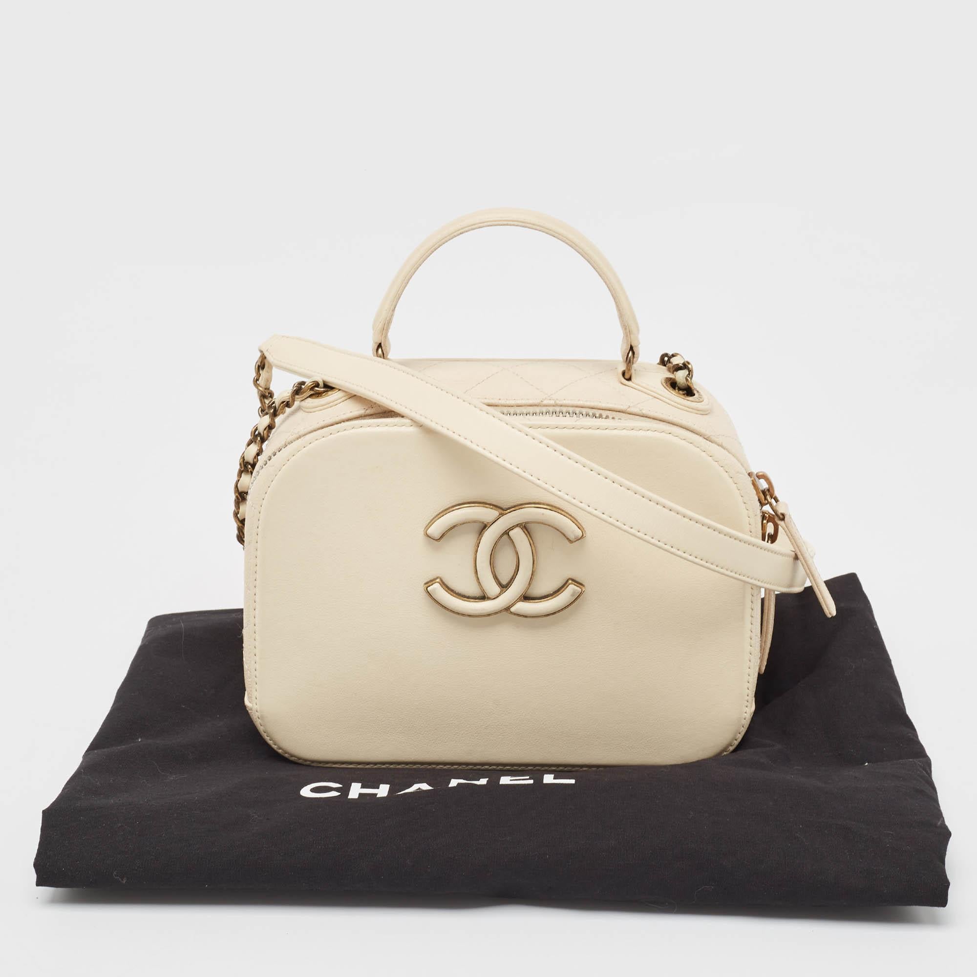 Chanel Coco Curve Waschtischtasche aus gestepptem Leder in gebrochenem Weiß im Angebot 11