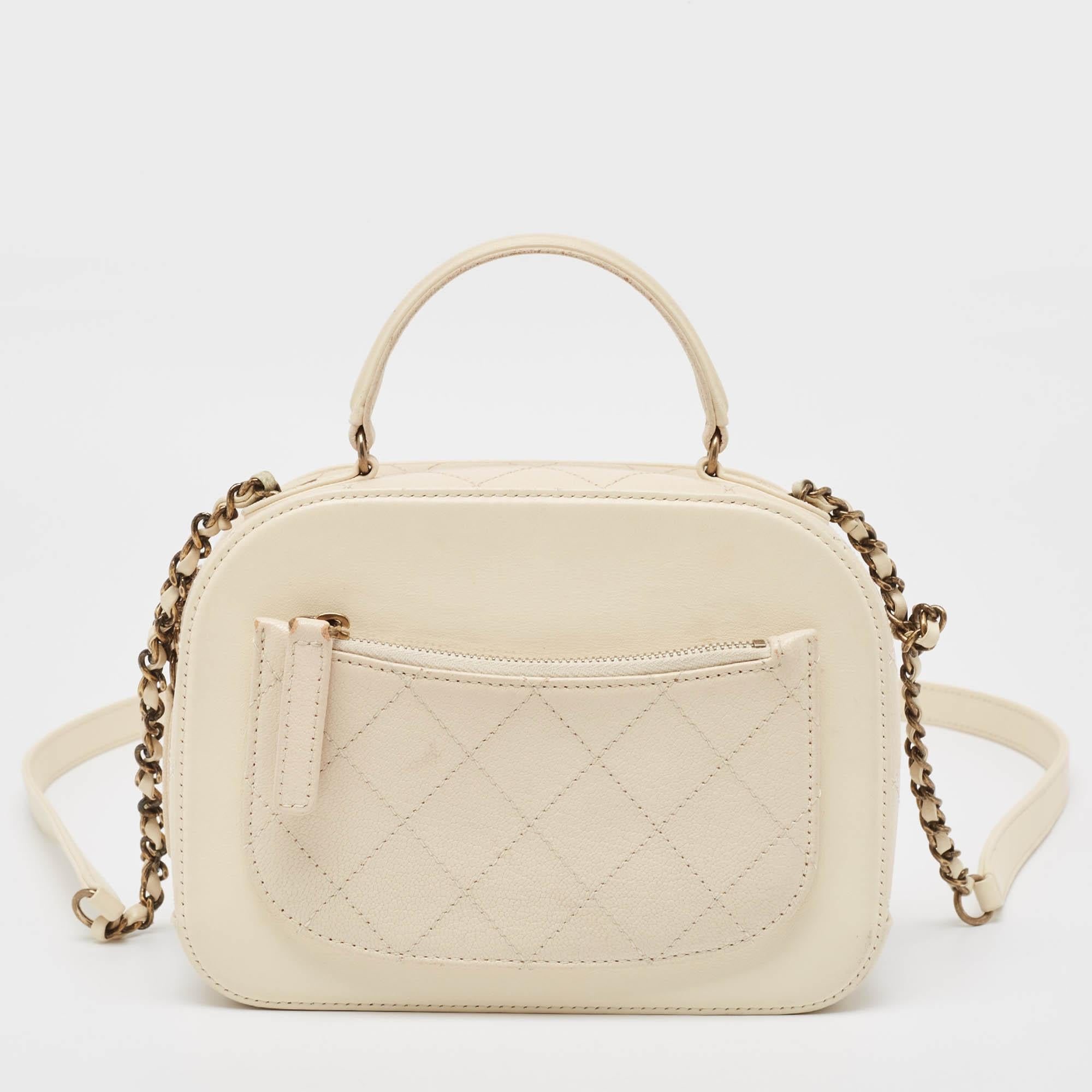 It really does take a few seconds to believe that there could be anything as chic as this Vanity case bag from Chanel! Bringing along the iconic CC logo on the exterior, an interwoven leather & chain strap, and a sturdy handle on top. It is crafted