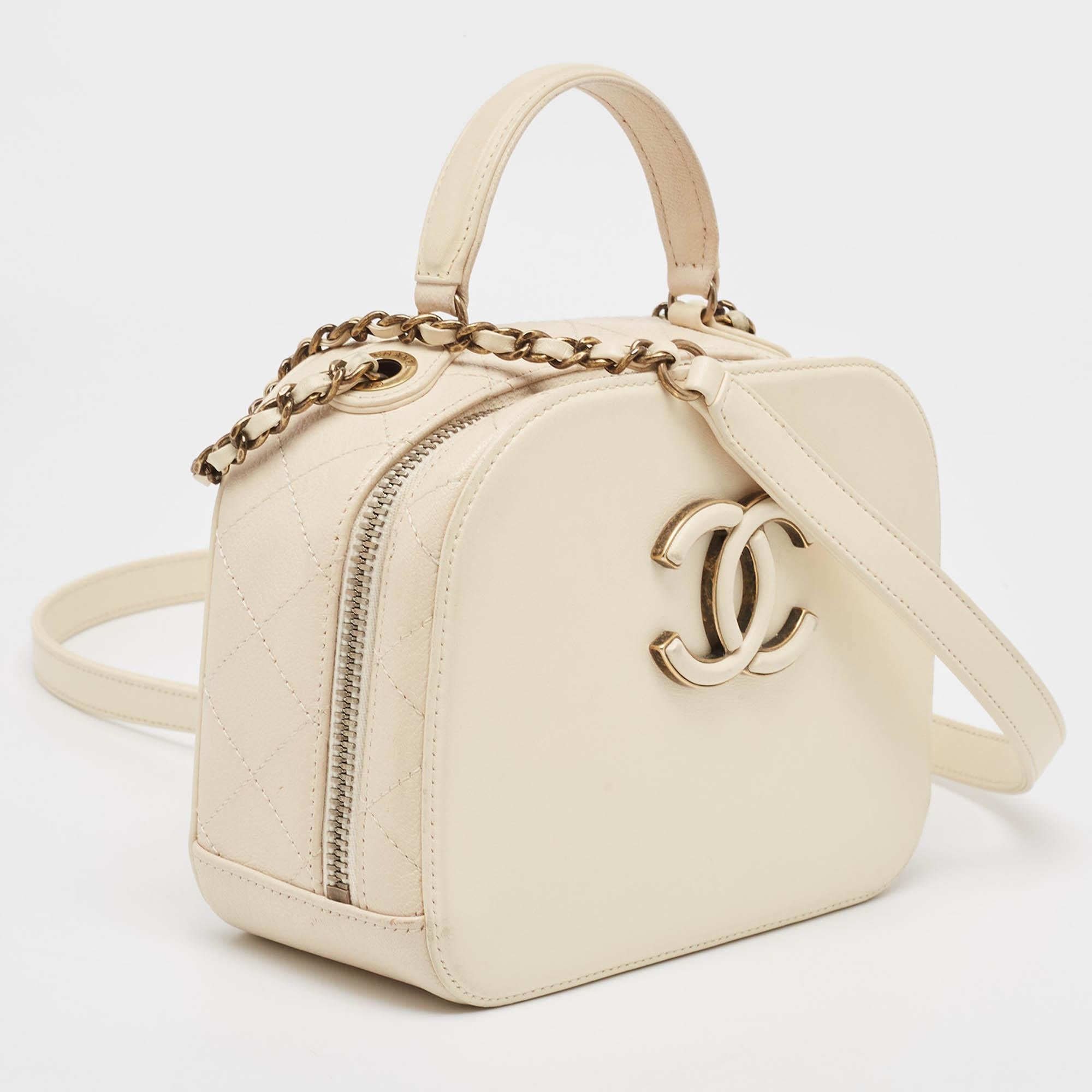 Women's Chanel Off White Quilted Leather Coco Curve Vanity Case Bag For Sale
