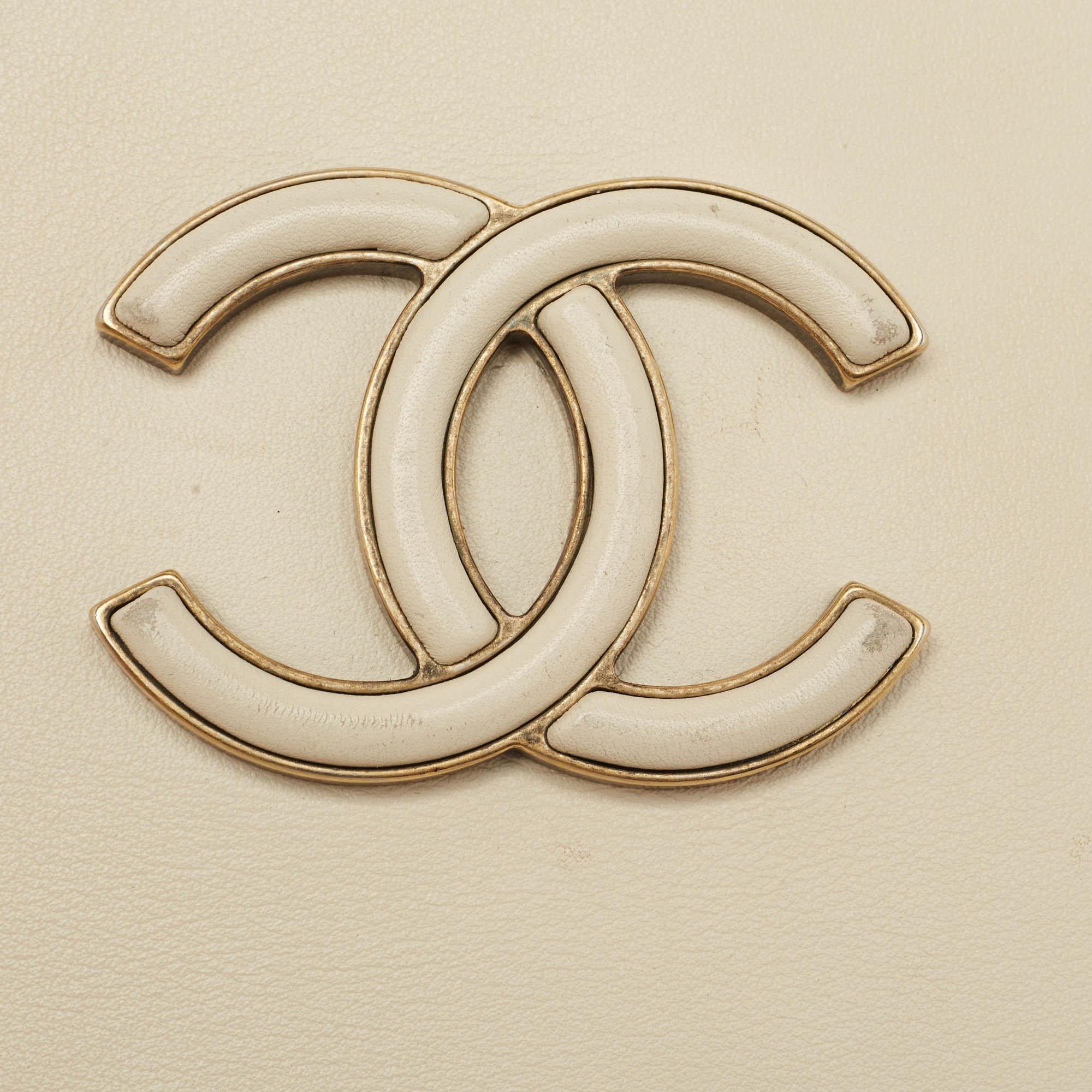 Chanel Off White Quilted Leather Coco Curve Vanity Case Bag For Sale 2