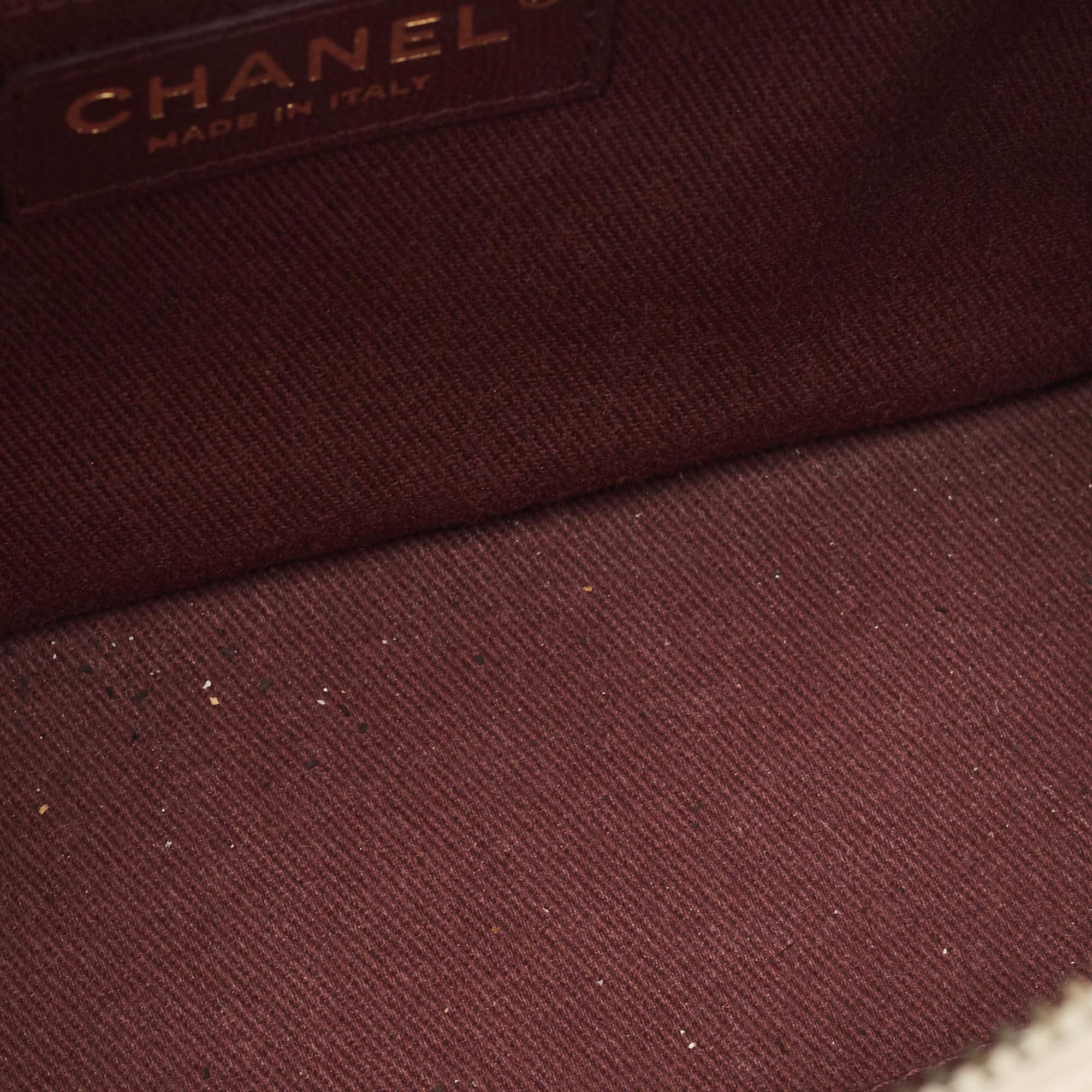 Chanel Coco Curve Waschtischtasche aus gestepptem Leder in gebrochenem Weiß im Angebot 3